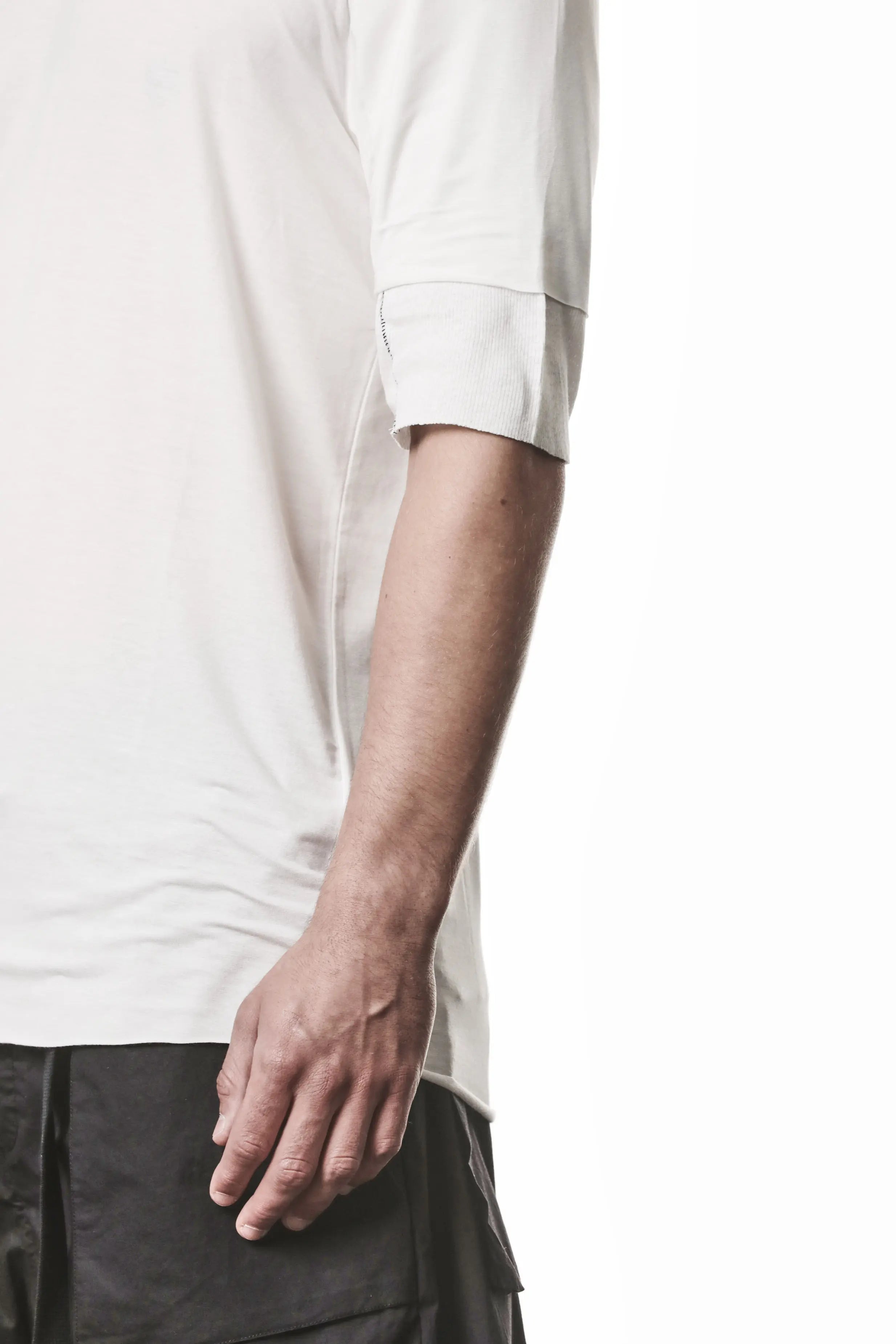 Thom Krom T-Shirt,Mens T-Shirt,Light And Stretch Modal T-Shirt,Raw Cut Hem,Crew Neck,Double Layer Short Sleeves With Tone-On-Tone Ribbed Cotton And Linen Jersey Insert,Side Angle Close Up Photo
