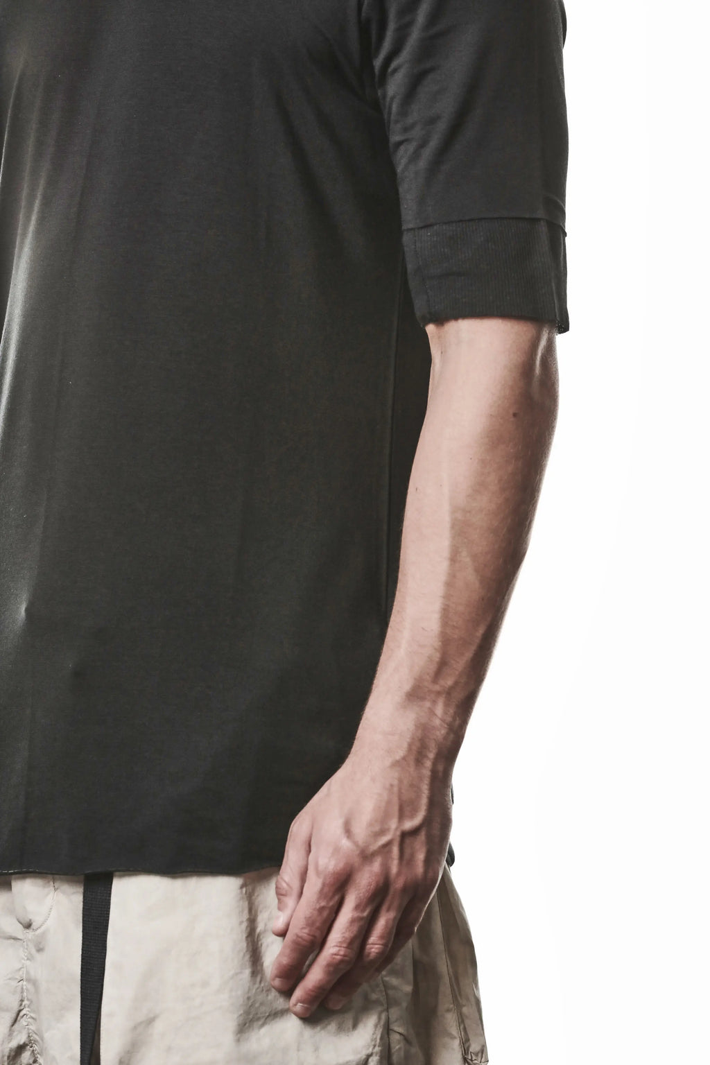 Thom Krom T-Shirt,Mens T-Shirt,Light And Stretch Modal T-Shirt,Raw Cut Hem,Crew Neck,Double Layer Short Sleeves With Tone-On-Tone Ribbed Cotton And Linen Jersey Insert,Side Angle Close Up Photo