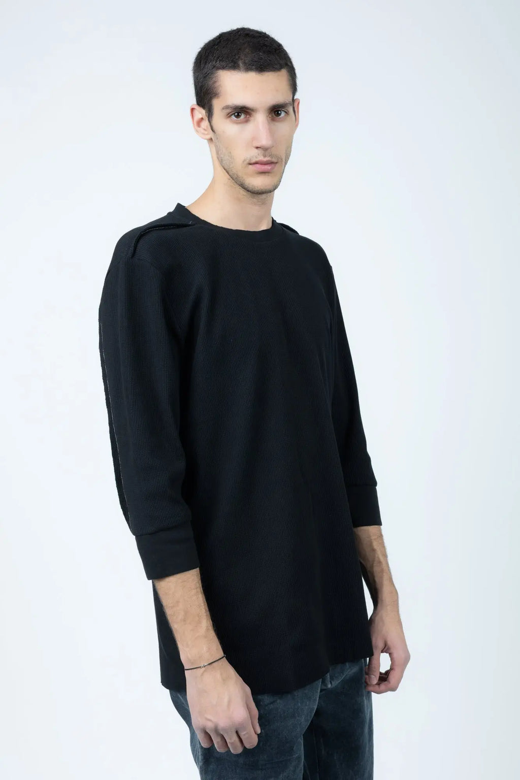 Thom Krom T-Shirt,Mens T-Shirt,Round Neck,Three-Quarter Sleeve T-Shirt,Raw Cut Hem,Cut Seams Outside With Contrast Design Stitchings,Raw Hem Cuffs,Structured Soft Jersey Material,Profile Photo.