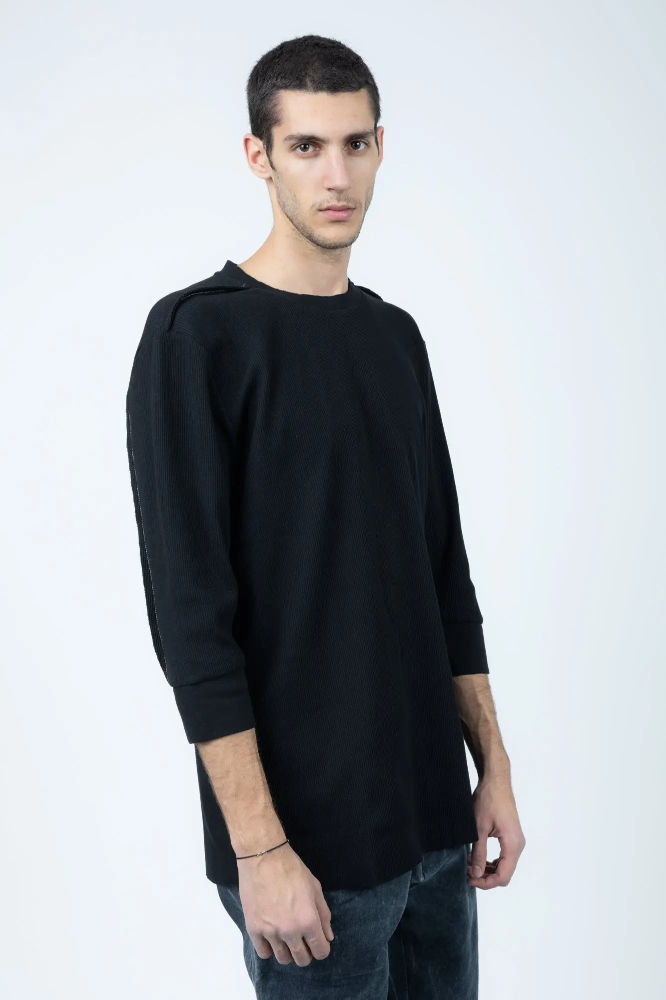 Thom Krom T-Shirt,Mens T-Shirt,Round Neck,Three-Quarter Sleeve T-Shirt,Raw Cut Hem,Cut Seams Outside With Contrast Design Stitchings,Raw Hem Cuffs,Structured Soft Jersey Material,Profile Photo.