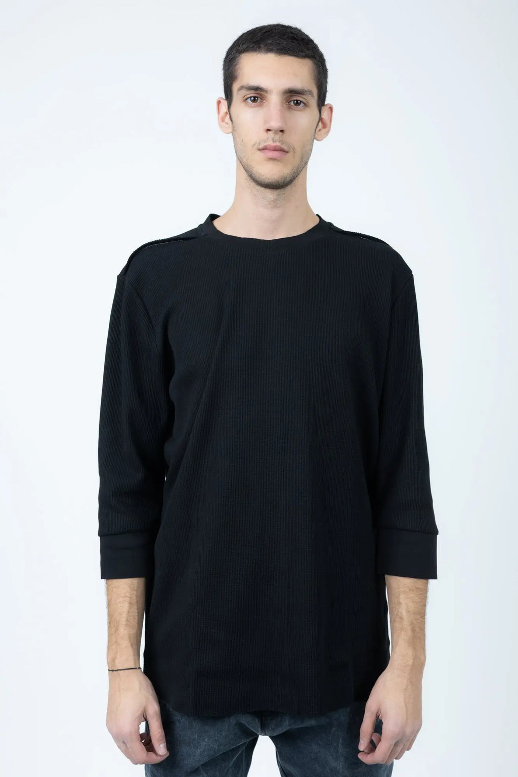 Thom Krom T-Shirt,Mens T-Shirt,Round Neck,Three-Quarter Sleeve T-Shirt,Raw Cut Hem,Cut Seams Outside With Contrast Design Stitchings,Raw Hem Cuffs,Structured Soft Jersey Material,Upper Body Photo.