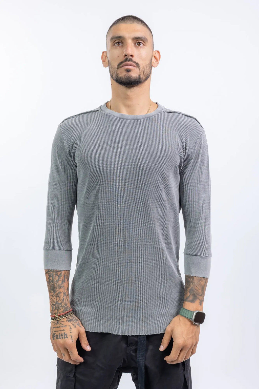Thom Krom T-Shirt,Mens T-Shirt,Round Neck,Three-Quarter Sleeve T-Shirt,Raw Cut Hem,Cut Seams Outside With Contrast Design Stitchings,Raw Hem Cuffs,Structured Soft Jersey Material,Upper Body Photo.