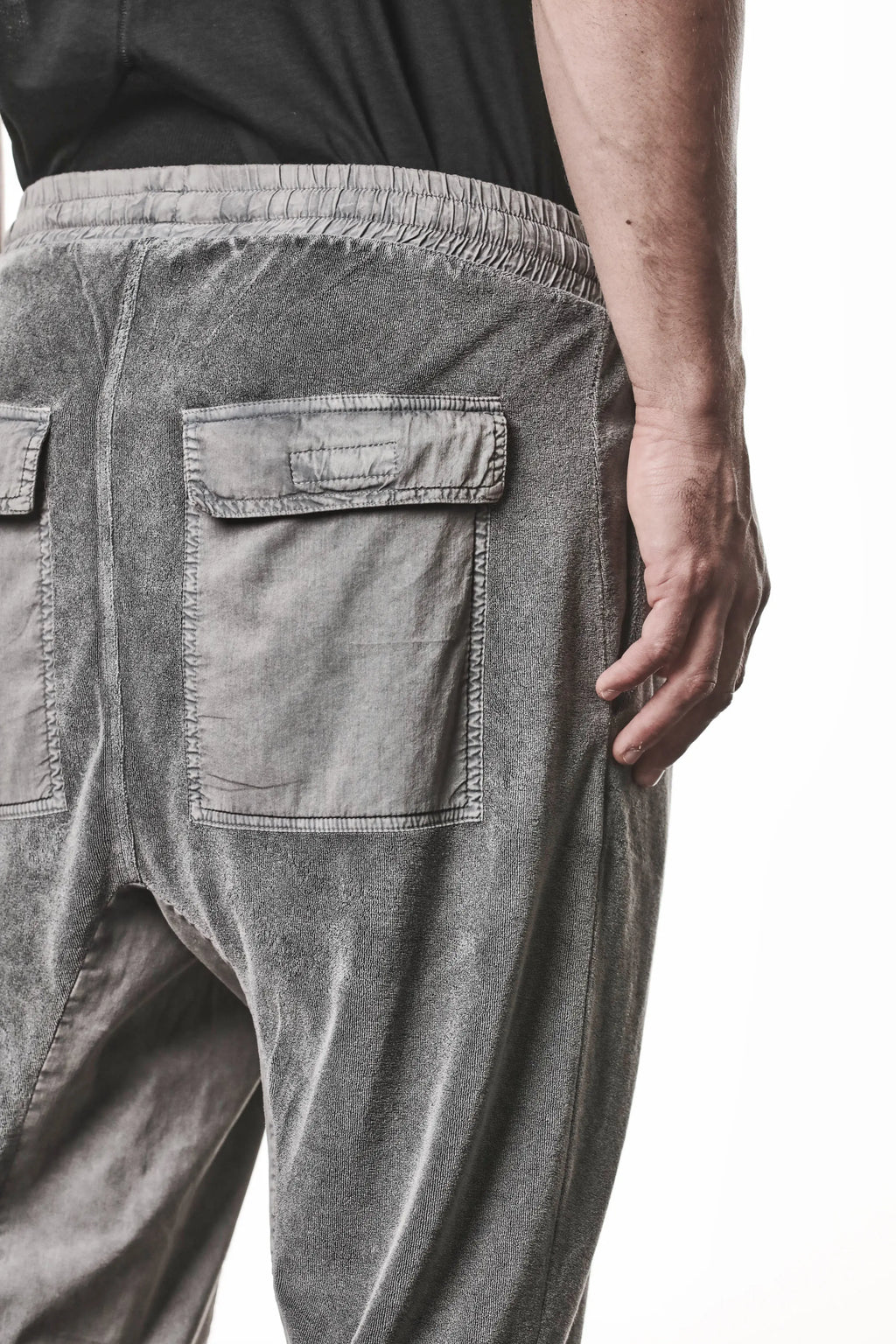 Thom Krom Pants,Mens Pants,Drop-Crotch,Tapered Leg,Woven Stretch Cotton Inserts,Elasticated Waistband With Drawstrings,Back Flap Cargo Pockets,Side Angle Close Up Photo