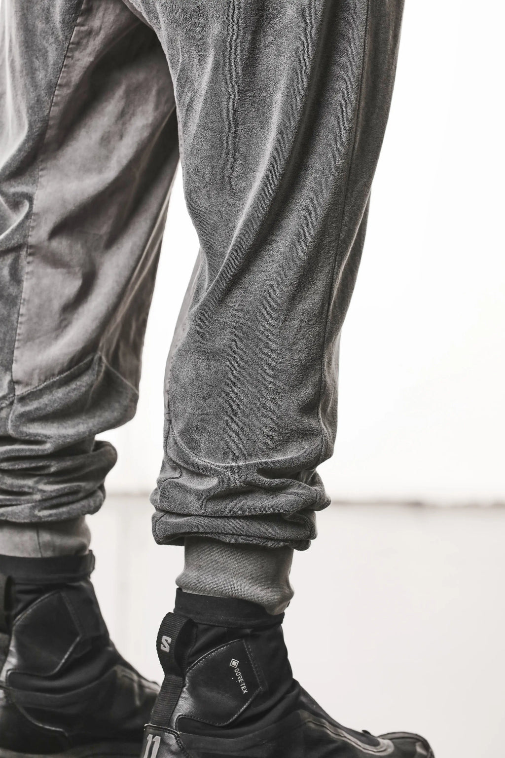 Thom Krom Pants,Mens Pants,Drop-Crotch,Tapered Leg,Woven Stretch Cotton Inserts,Elasticated Waistband With Drawstrings,Back Flap Cargo Pockets, Detailed Side Angle Photo