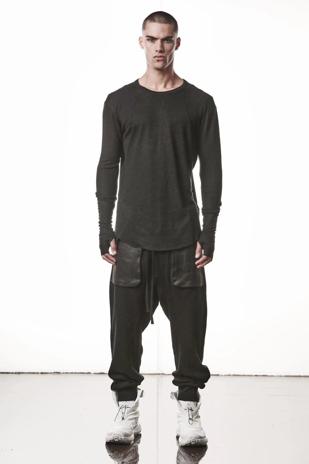 Thom Krom T-Shirt,Mens T-
Shirt,Black Cotton Viscose Linen,Raw Cut Hem,Raw Cut Sleeves, Curved Hemline, Paneled Construction, Signature Front Level Shoulders Seams,Extended Sleeves With Thumbhole Details,Whole Body Photo