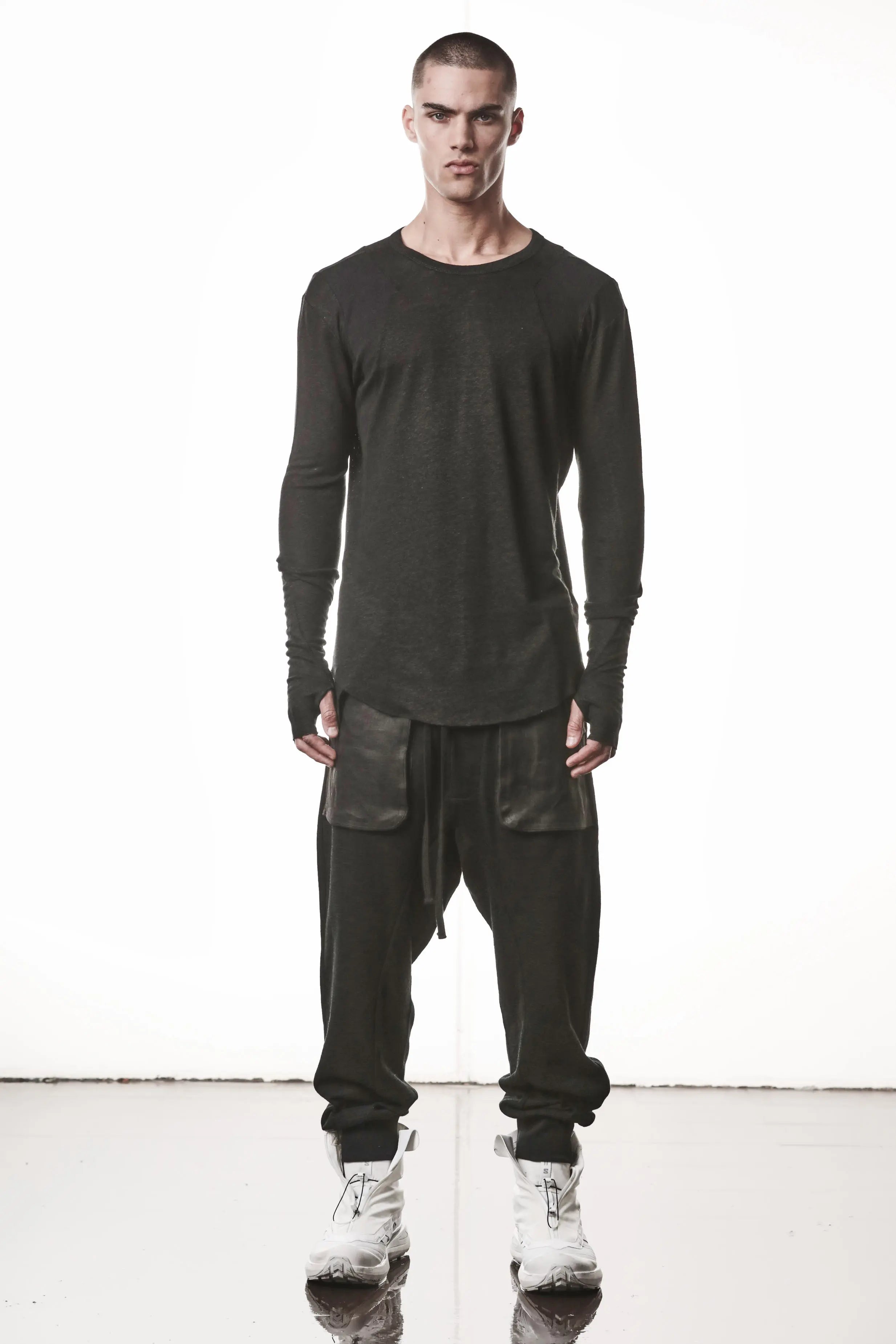 Thom Krom T-Shirt,Mens T-
Shirt,Black Cotton Viscose Linen,Raw Cut Hem,Raw Cut Sleeves, Curved Hemline, Paneled Construction, Signature Front Level Shoulders Seams,Extended Sleeves With Thumbhole Details,Whole Body Photo