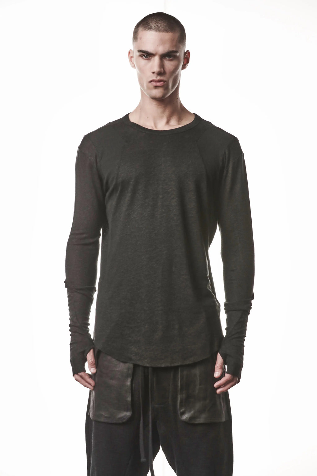 Thom Krom T-Shirt,Mens T-
Shirt,Black Cotton Viscose Linen,Raw Cut Hem,Raw Cut Sleeves,Curved Hem Line,Paneled Construction,Signature Front Level Shoulders Seams,Extended Sleeves With Thumbhole Details,Round Crewneck,Upper Body Photo