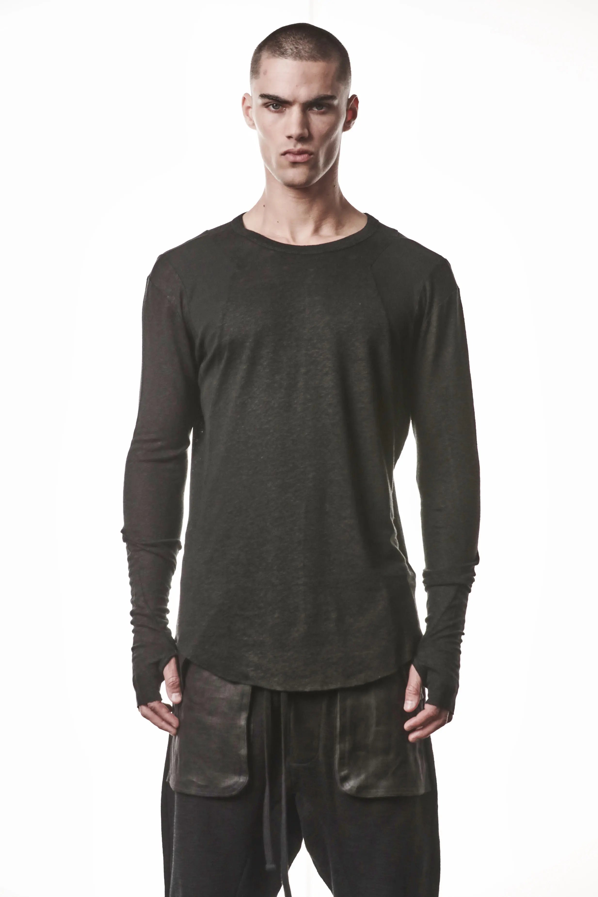 Thom Krom T-Shirt,Mens T-
Shirt,Black Cotton Viscose Linen,Raw Cut Hem,Raw Cut Sleeves,Curved Hem Line,Paneled Construction,Signature Front Level Shoulders Seams,Extended Sleeves With Thumbhole Details,Round Crewneck,Upper Body Photo
