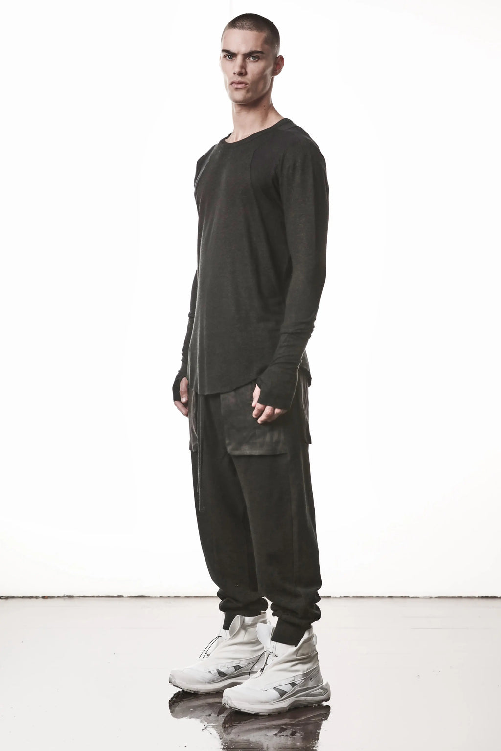 Thom Krom T-Shirt,Mens T-
Shirt,Black Cotton Viscose Linen,Raw Cut Hem,Raw Cut Sleeves,Curved Hem Line,Paneled Construction,Signature Front Level Shoulders Seams,Extended Sleeves With Thumbhole Details,Round Crewneck,Whole Body Side Angle Photo