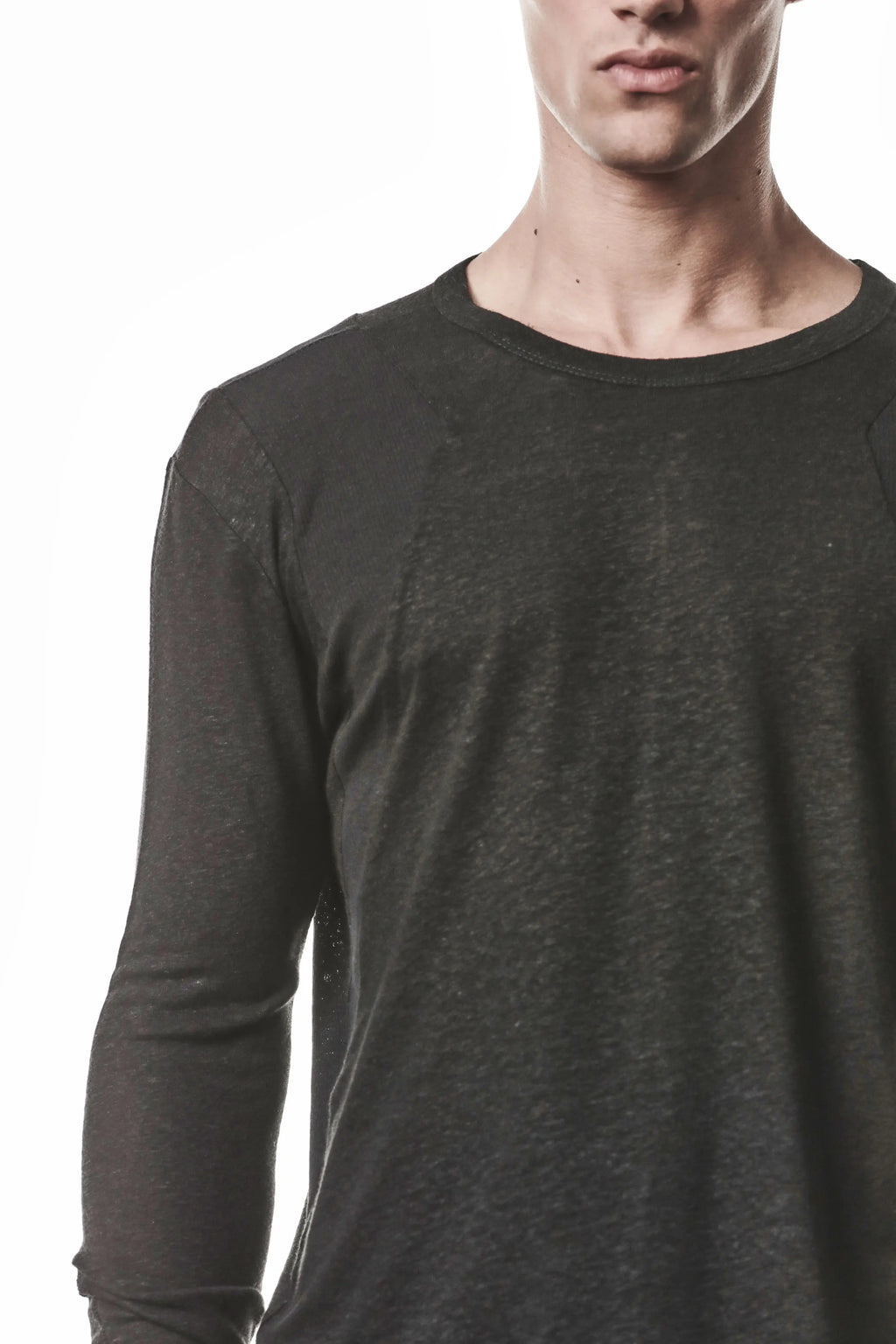 Thom Krom T-Shirt,Mens T-
Shirt,Black Cotton Viscose Linen, Raw Cut Hem, Raw Cut Sleeves,Round Crewneck, Paneled Construction, Signature Front Level Shoulders Seams, Upper Body Close Up Photo. 