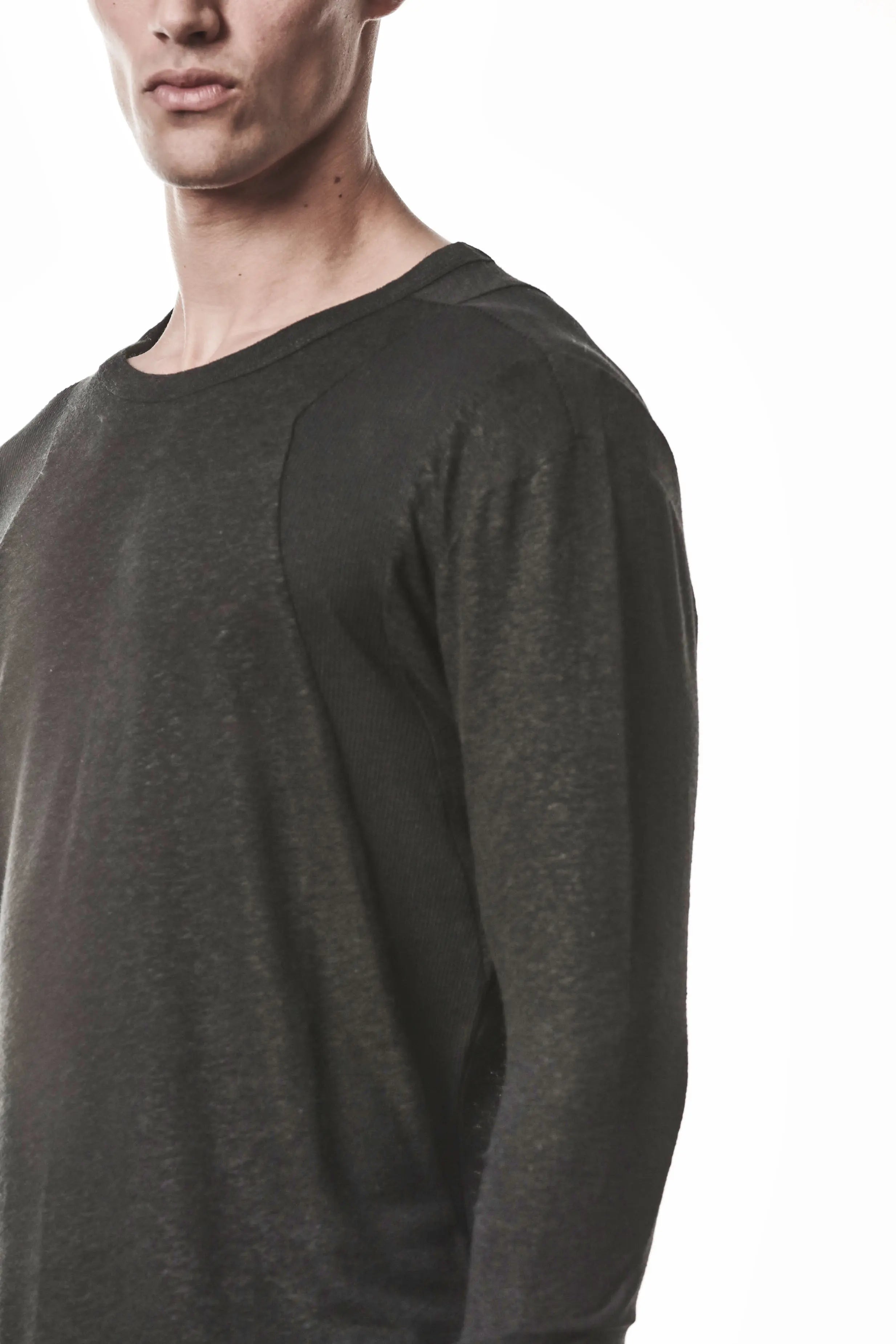 Thom Krom T-Shirt,Mens T-
Shirt,Black Cotton Viscose Linen,Raw Cut Hem,Raw Cut Sleeves,Round Crewneck, Paneled Construction, Signature Front Level Shoulders Seams,Upper Body Close Up Photo