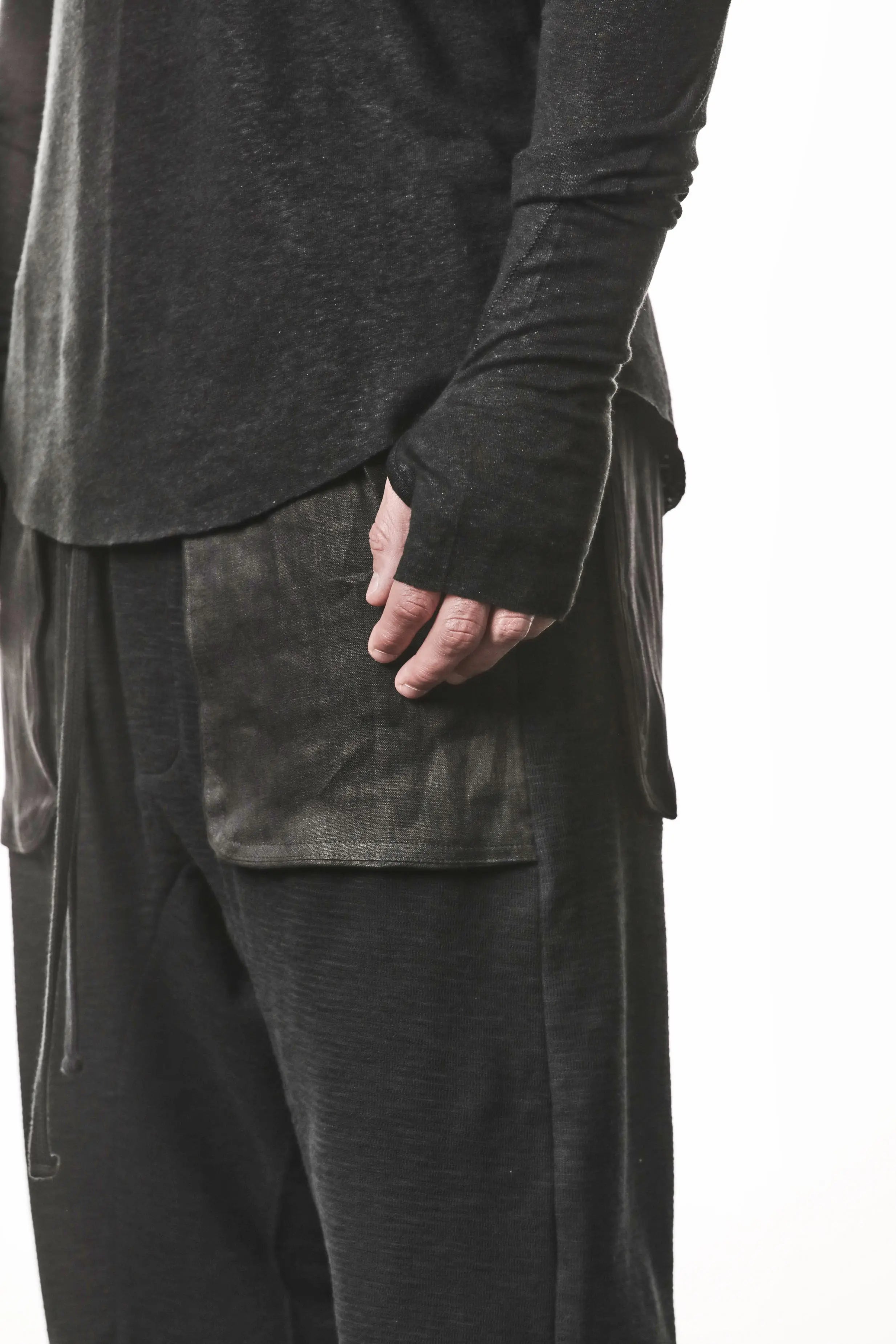 Thom Krom T-Shirt,Mens T-
Shirt,Black Cotton Viscose Linen,Raw Cut Hem,Raw Cut Sleeves,Curved Hem Line,Paneled Construction,Extended Sleeves With Thumbhole Details,Curved Hem Line,Left Sleeve Close Up Detailed Photo