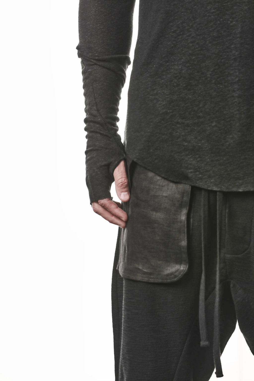 Thom Krom T-Shirt,Mens T-
Shirt,Black Cotton Viscose Linen,Raw Cut Hem,Raw Cut Sleeves,Curved Hem Line,Paneled Construction,Extended Sleeves With Thumbhole Details,Curved Hem Line,Right Sleeve Close Up Detailed Photo
