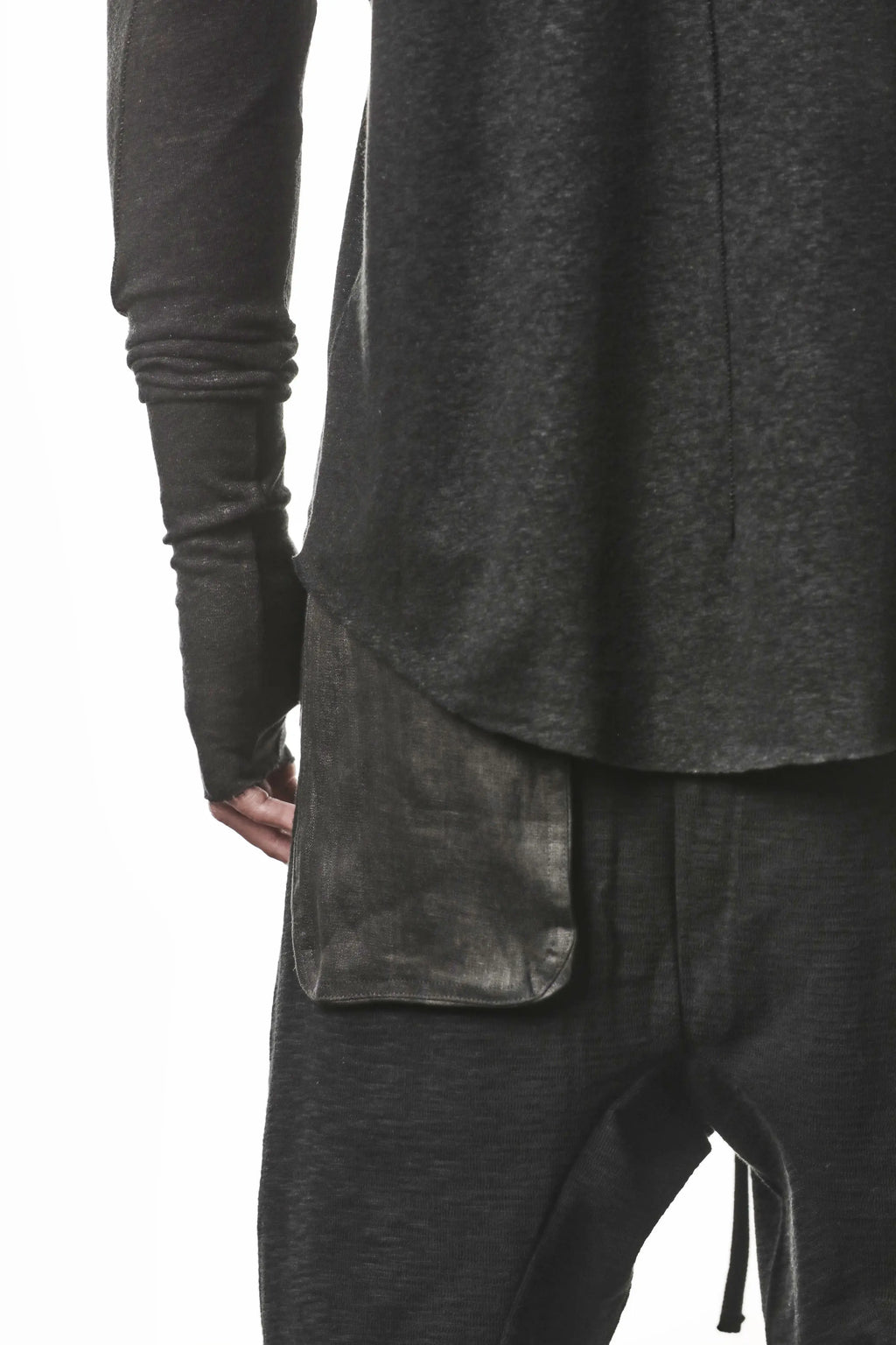 Thom Krom T-Shirt,Mens T-Shirt,Black Cotton,Linen,Viscose,Signature Back Seam,Standard Length,Paneled Construction,Аsymmetrical Sleeve Seam,Curved Raw Hem Line,Backside Close up Photo