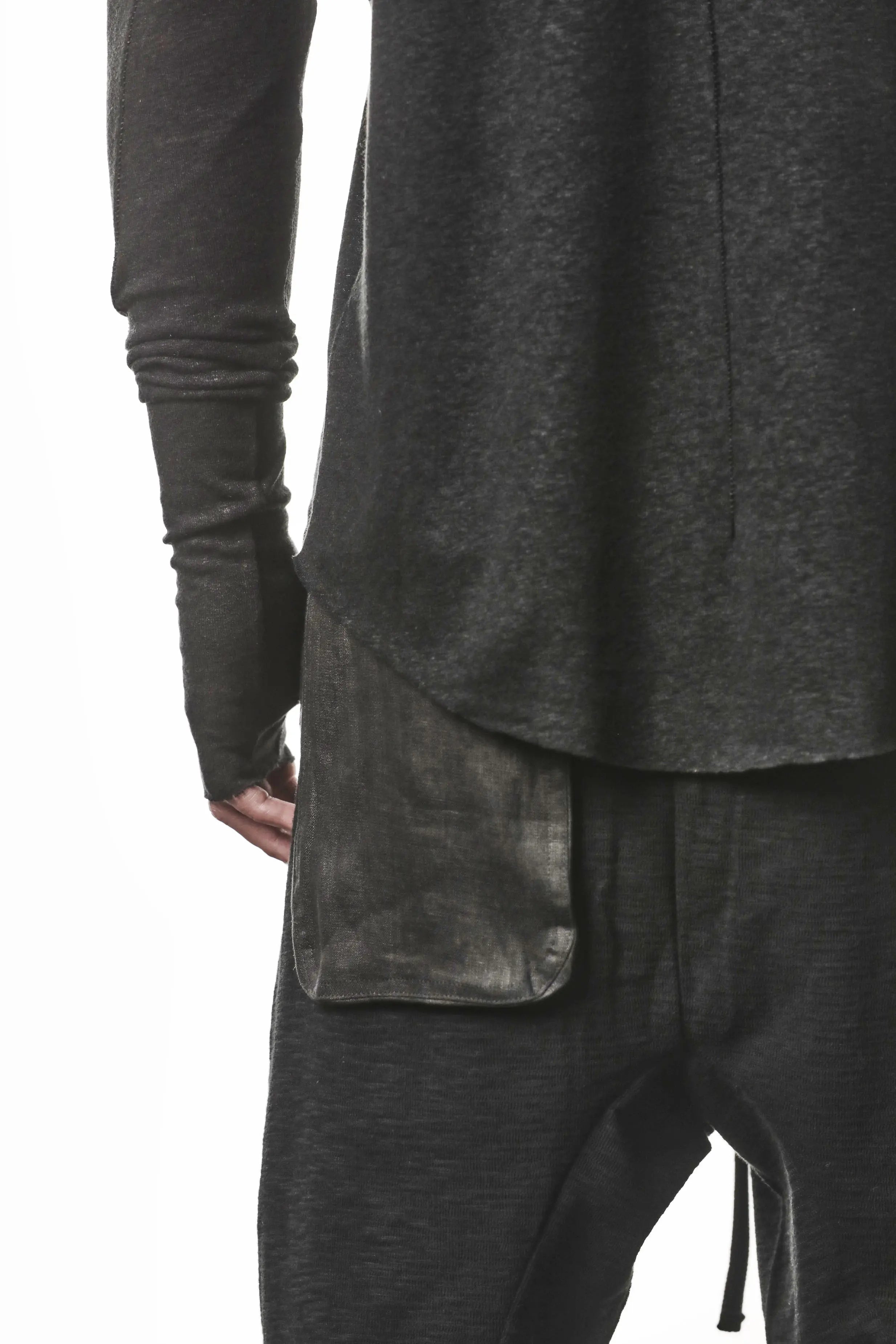 Thom Krom T-Shirt,Mens T-Shirt,Black Cotton,Linen,Viscose,Signature Back Seam,Standard Length,Paneled Construction,Аsymmetrical Sleeve Seam,Curved Raw Hem Line,Backside Close up Photo