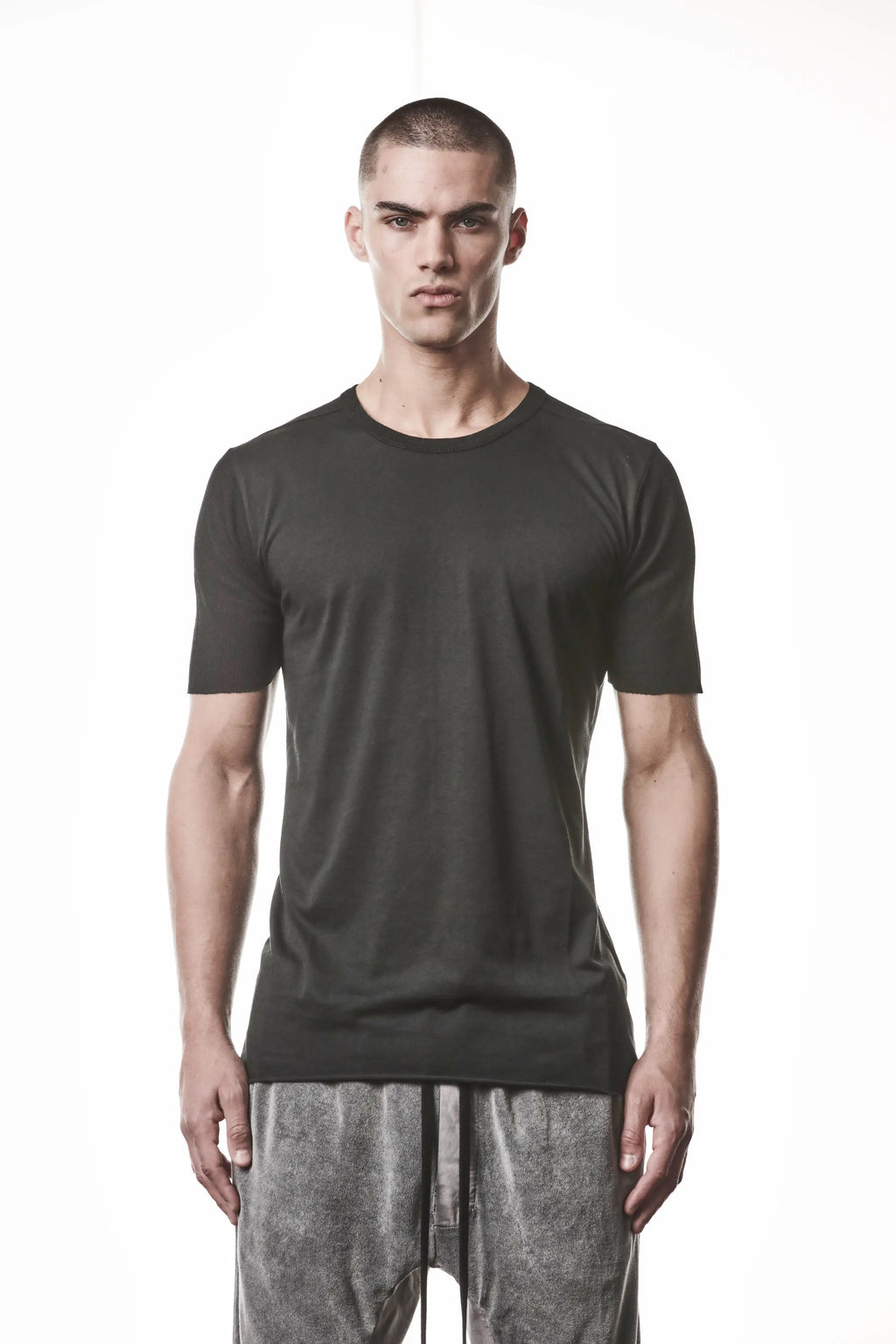 Thom Krom T-Shirt , Mens T-Shirt , Black Cotton , Raw Cut Hem , Raw Cut  Sleeves ,  Linen Rib Jersey , Round Crewneck , Slim Fit , Standard Length ,  Half Body Photo