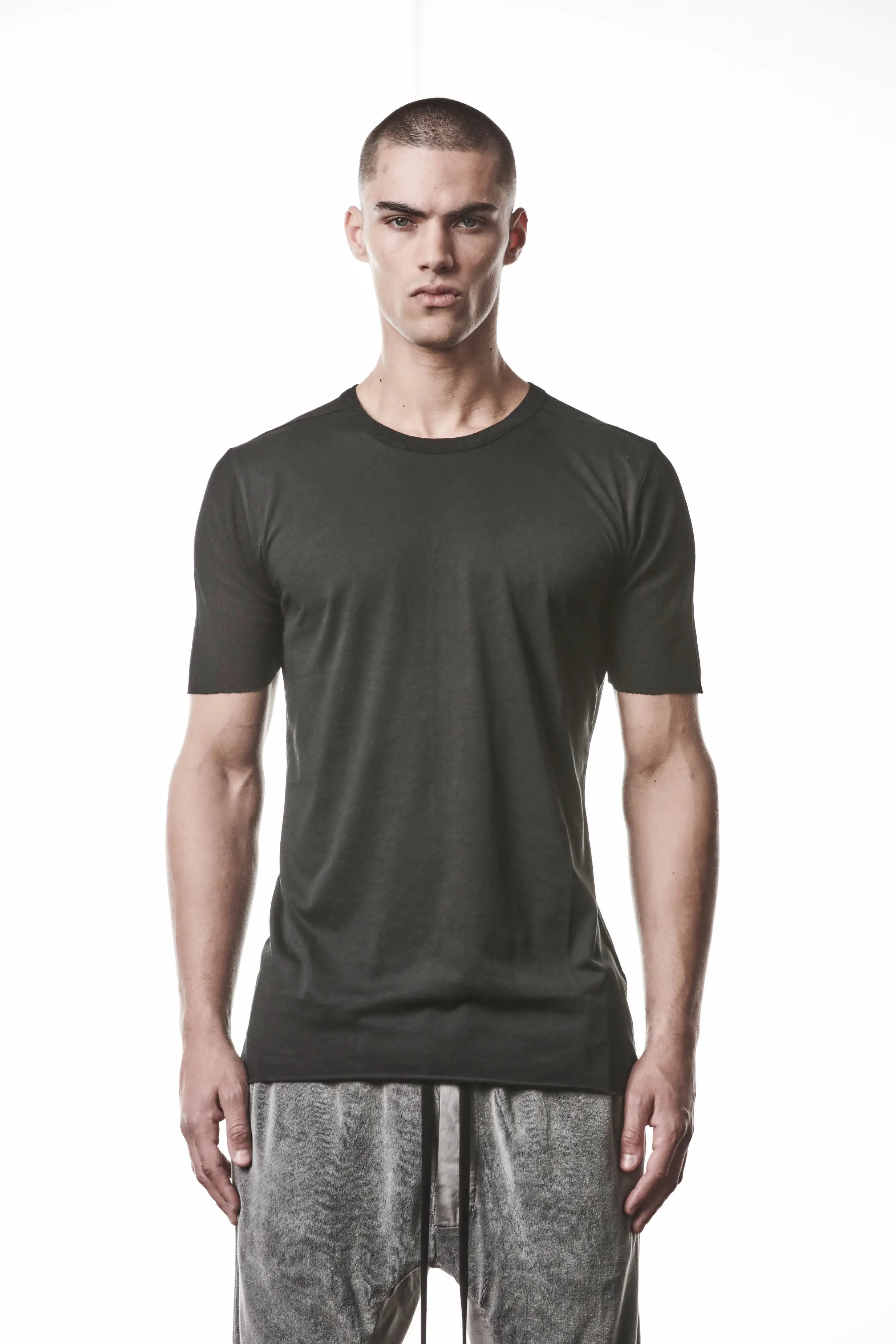 Thom Krom T-Shirt , Mens T-Shirt , Black Cotton , Raw Cut Hem , Raw Cut  Sleeves ,  Linen Rib Jersey , Round Crewneck , Slim Fit , Standard Length ,  Half Body Photo