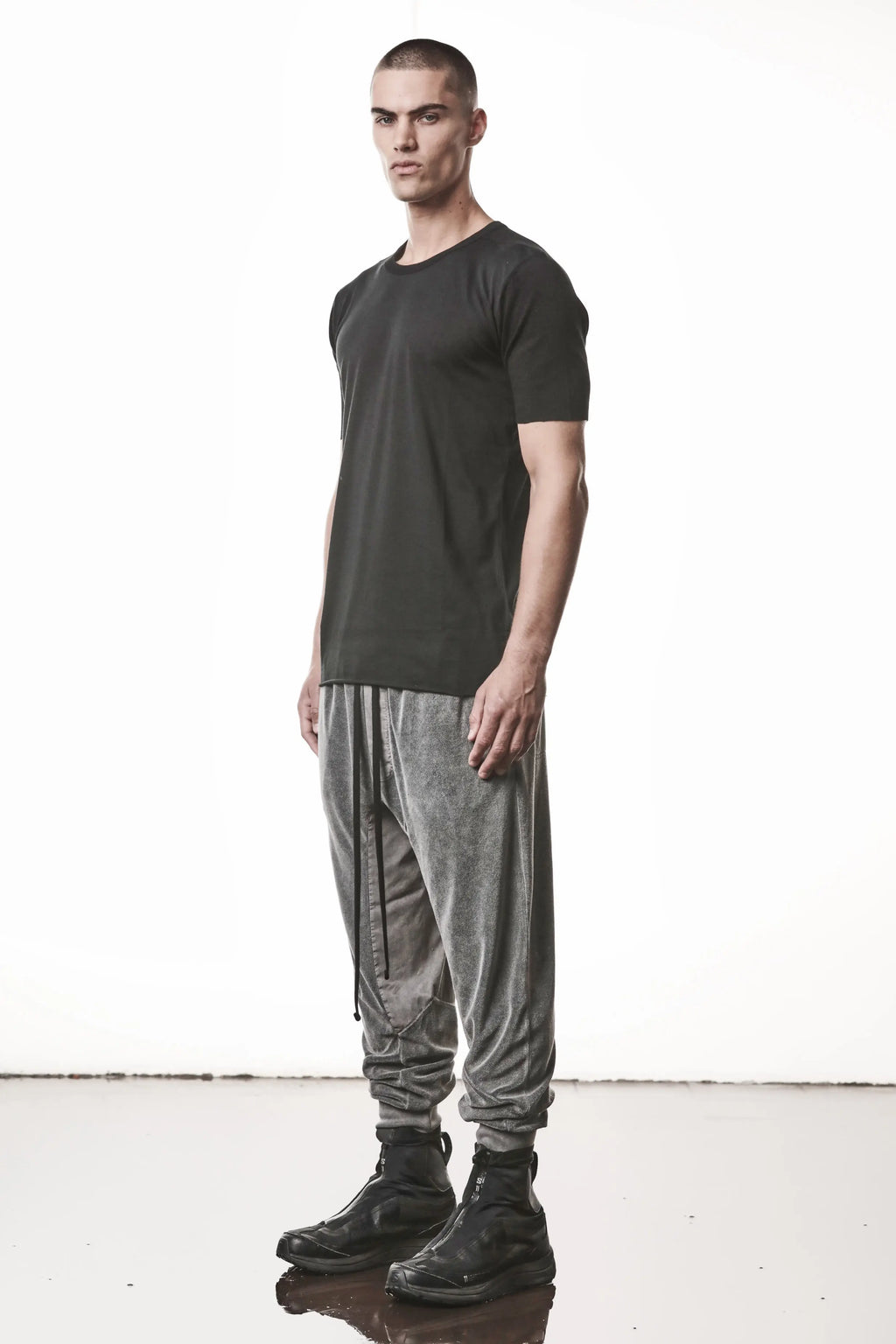 Thom Krom T-Shirt , Mens T-Shirt , Black Cotton , Raw Cut Hem , Raw Cut  Sleeves ,  Linen Rib Jersey , Round Crewneck , Slim Fit , Standard Length ,  Side Angle Photo
