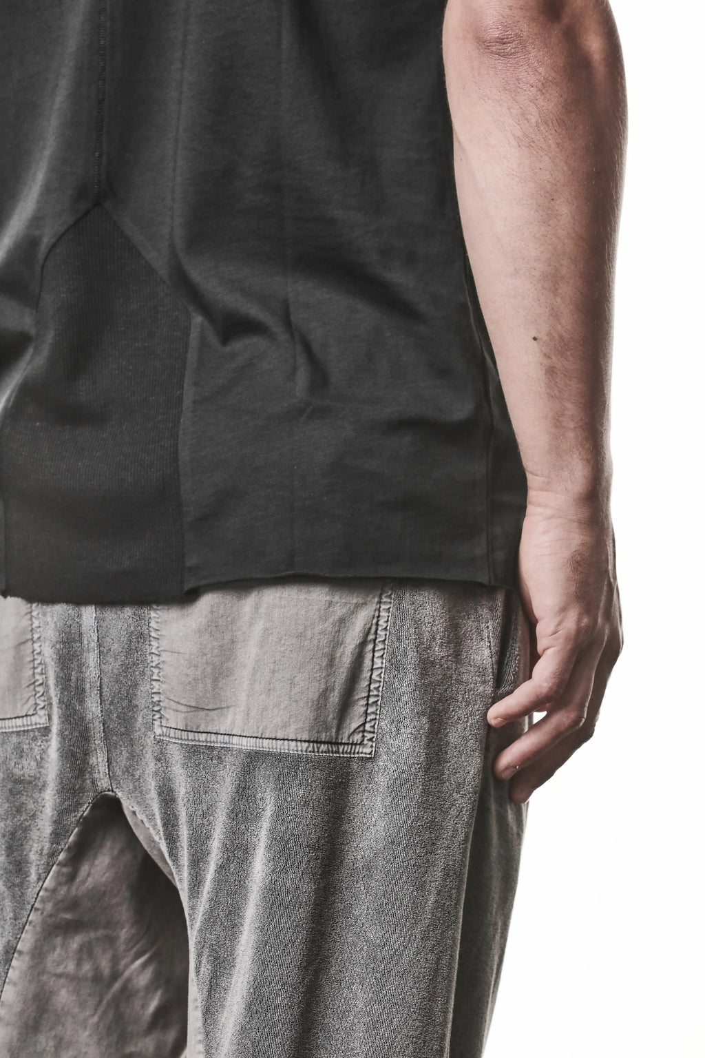 Thom Krom T-Shirt , Mens T-Shirt ,Black Cotton , Raw Cut Hem , Raw Cut  Sleeves ,  Linen Rib Jersey , Round Crewneck , Slim Fit , Standard Length ,  Side Angle Close-up Photo