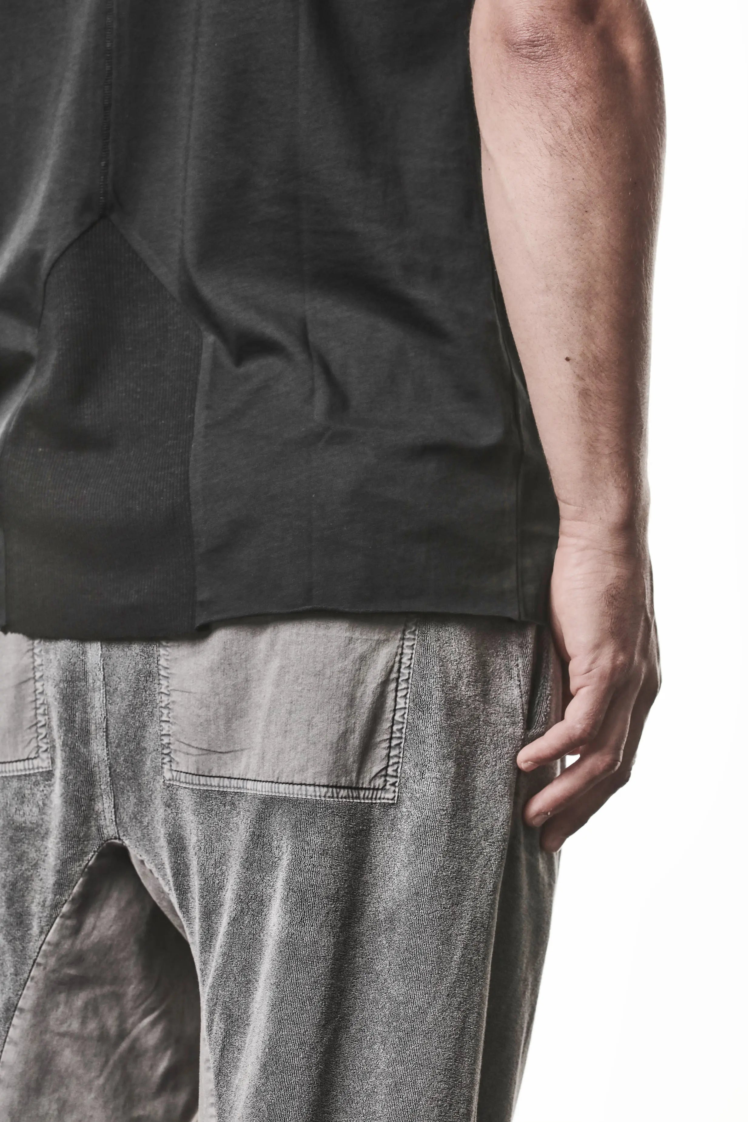 Thom Krom T-Shirt , Mens T-Shirt ,Black Cotton , Raw Cut Hem , Raw Cut  Sleeves ,  Linen Rib Jersey , Round Crewneck , Slim Fit , Standard Length ,  Side Angle Close-up Photo