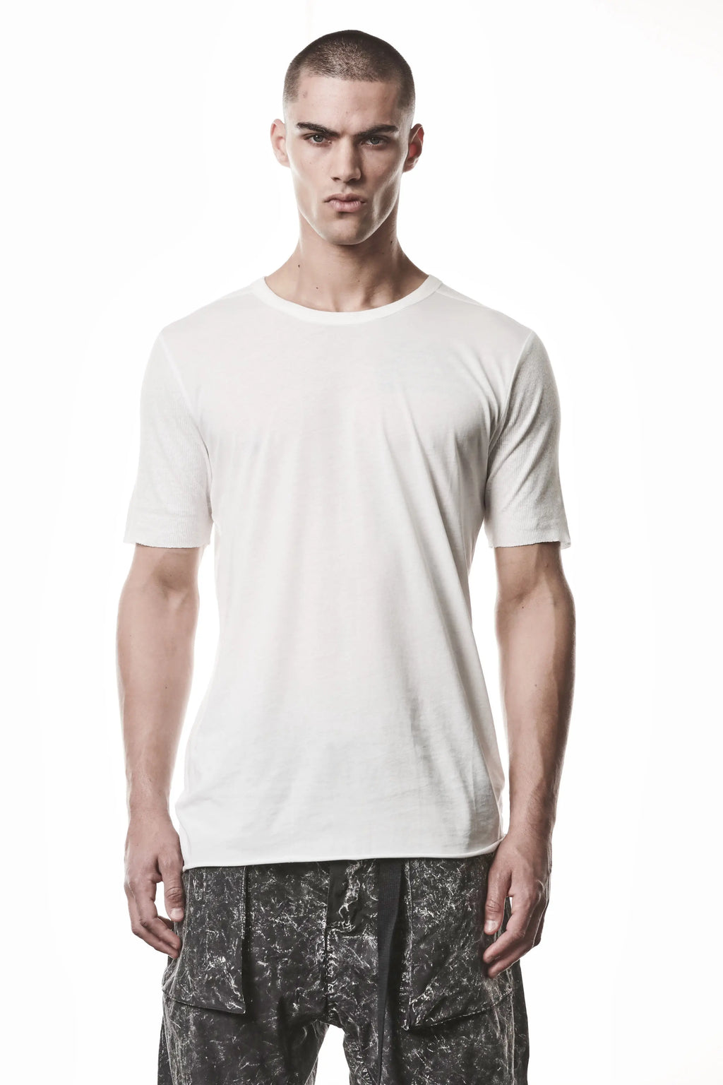 Thom Krom T-Shirt , Mens T-Shirt , Off White Cotton , Raw Cut Hem , Raw Cut  Sleeves ,  Linen Rib Jersey , Round Crewneck , Slim Fit , Standart Length,  Front Portrait. 