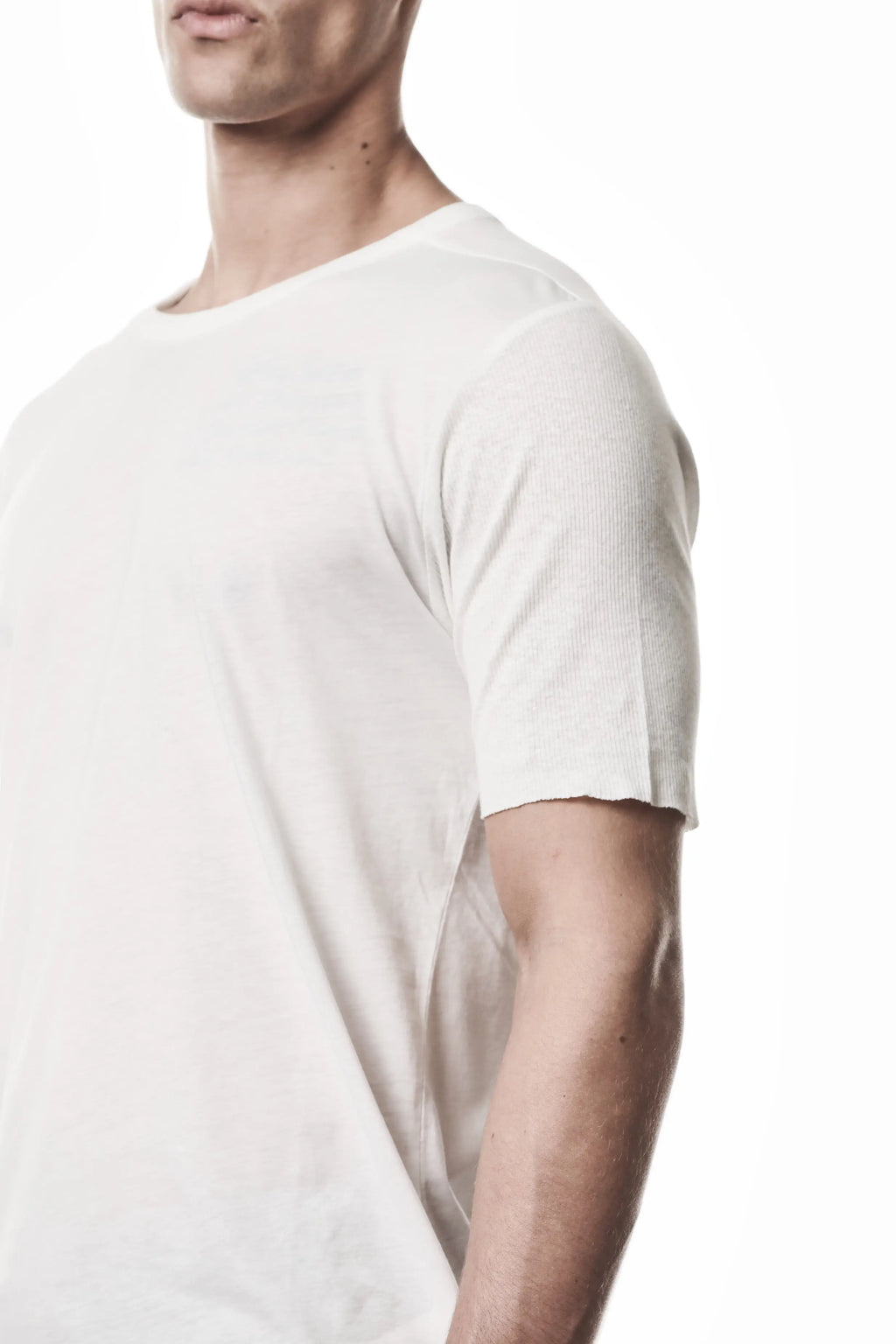 Thom Krom T-Shirt , Mens T-Shirt , Off White Cotton , Raw Cut Hem , Raw Cut  Sleeves ,  Linen Rib Jersey , Round Crewneck , Slim Fit , Standart Length,  Side Angle Close up Photo