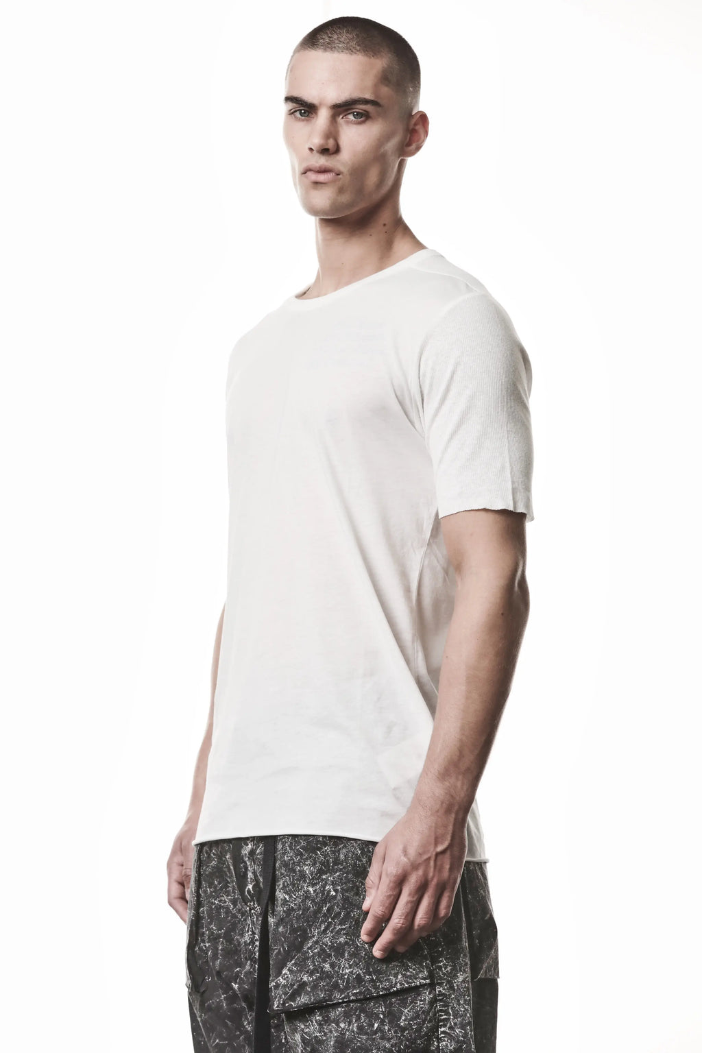Thom Krom T-Shirt , Mens T-Shirt , Off White Cotton , Raw Cut Hem , Raw Cut  Sleeves ,  Linen Rib Jersey , Round Crewneck , Slim Fit , Standart Length,  Side Angle Half Body Photo