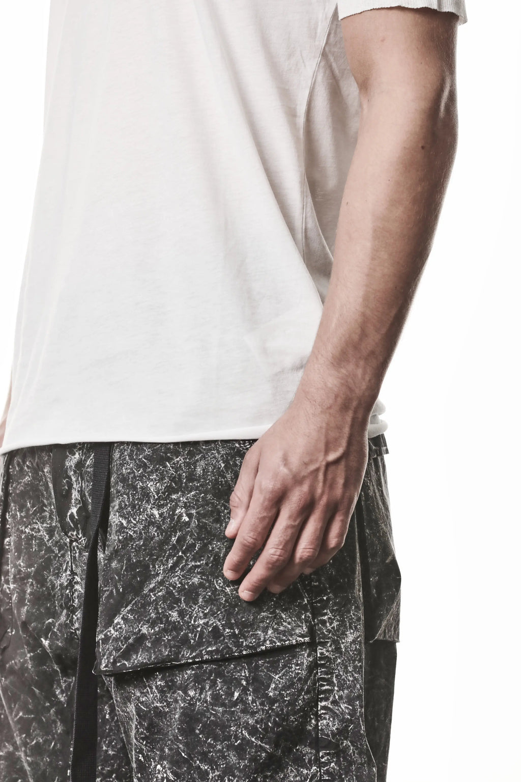 Thom Krom T-Shirt , Mens T-Shirt , Off White Cotton , Raw Cut Hem , Raw Cut  Sleeves ,  Linen Rib Jersey , Round Crewneck , Slim Fit , Standart Length,  Side Angle Close up Photo