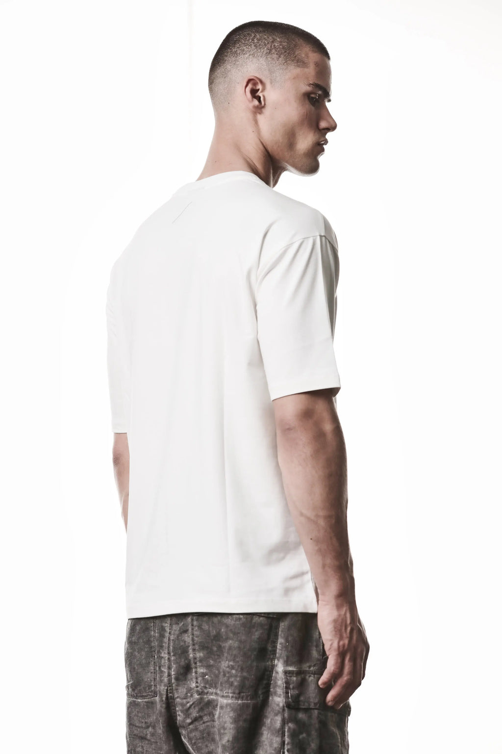 Thom Krom T-Shirt,Mens T-Shirt,Round Crewneck,Relaxed Fit,Logo Embroidery On The Back,Soft Cotton Modal Jersey In Off White,Side Angle Upper Body Photo