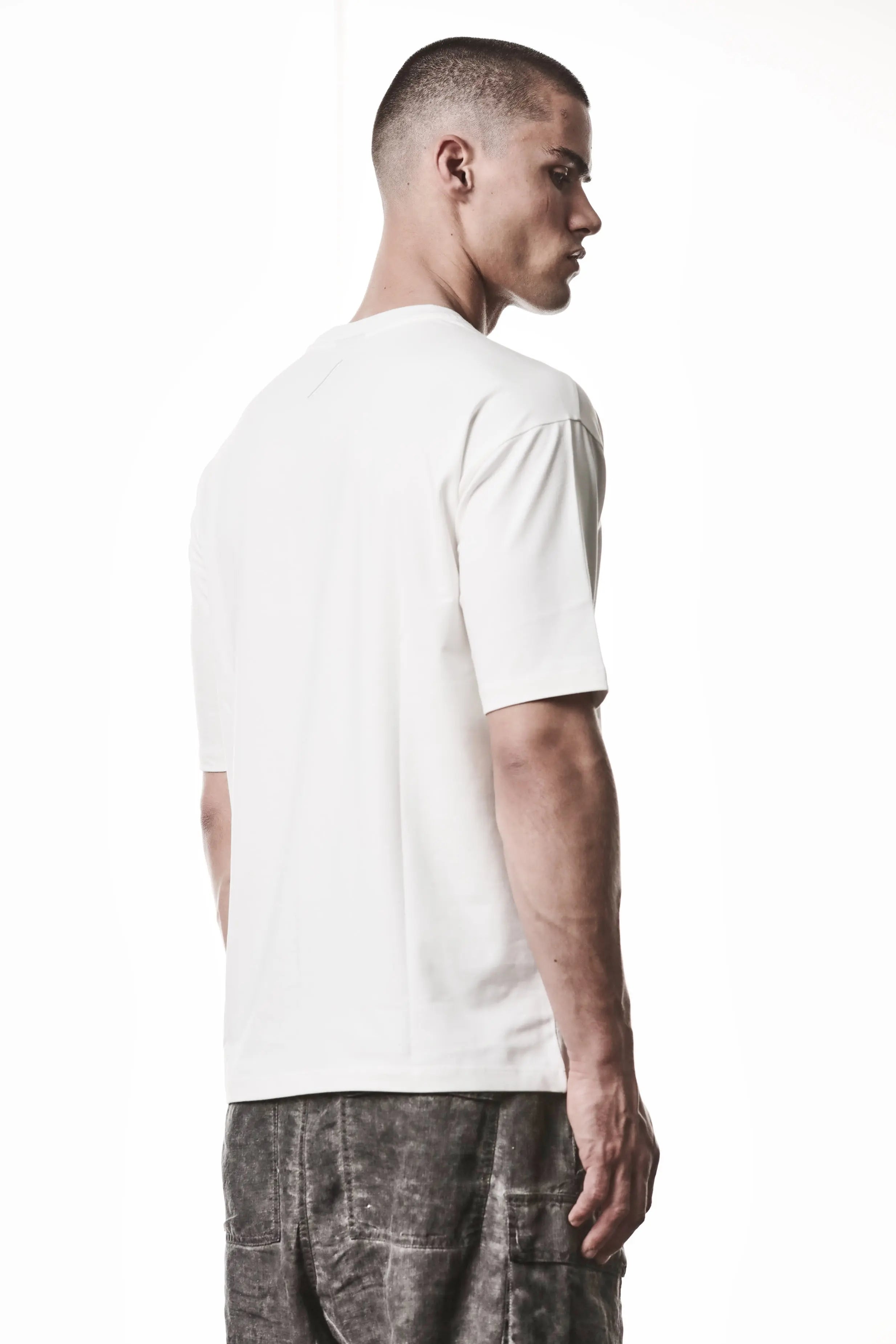 Thom Krom T-Shirt,Mens T-Shirt,Round Crewneck,Relaxed Fit,Logo Embroidery On The Back,Soft Cotton Modal Jersey In Off White,Side Angle Upper Body Photo