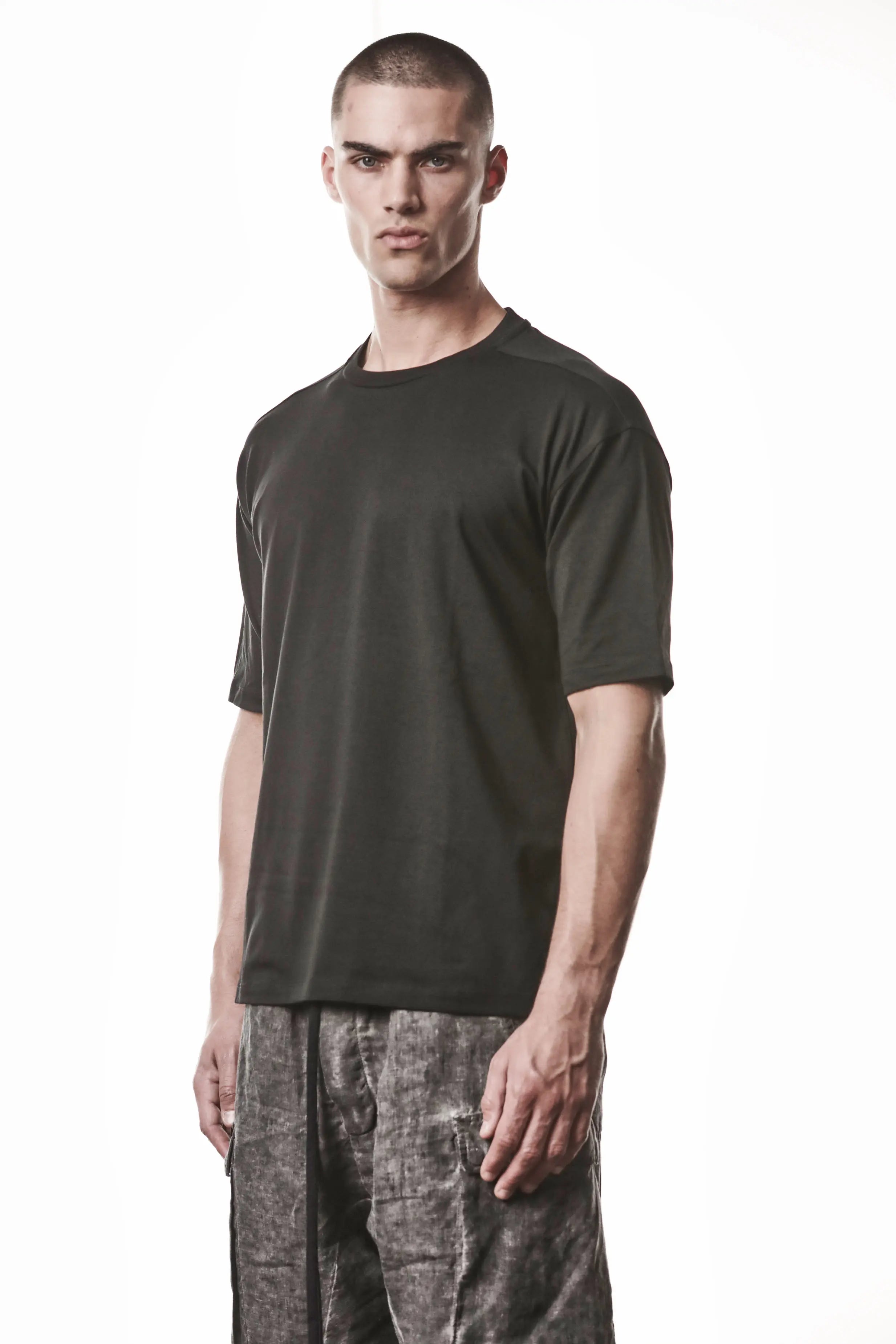 Thom Krom T-Shirt,Mens T-Shirt,Round Crewneck,Relaxed Fit,Soft Cotton Modal Jersey,Side Angle Upper Body Photo