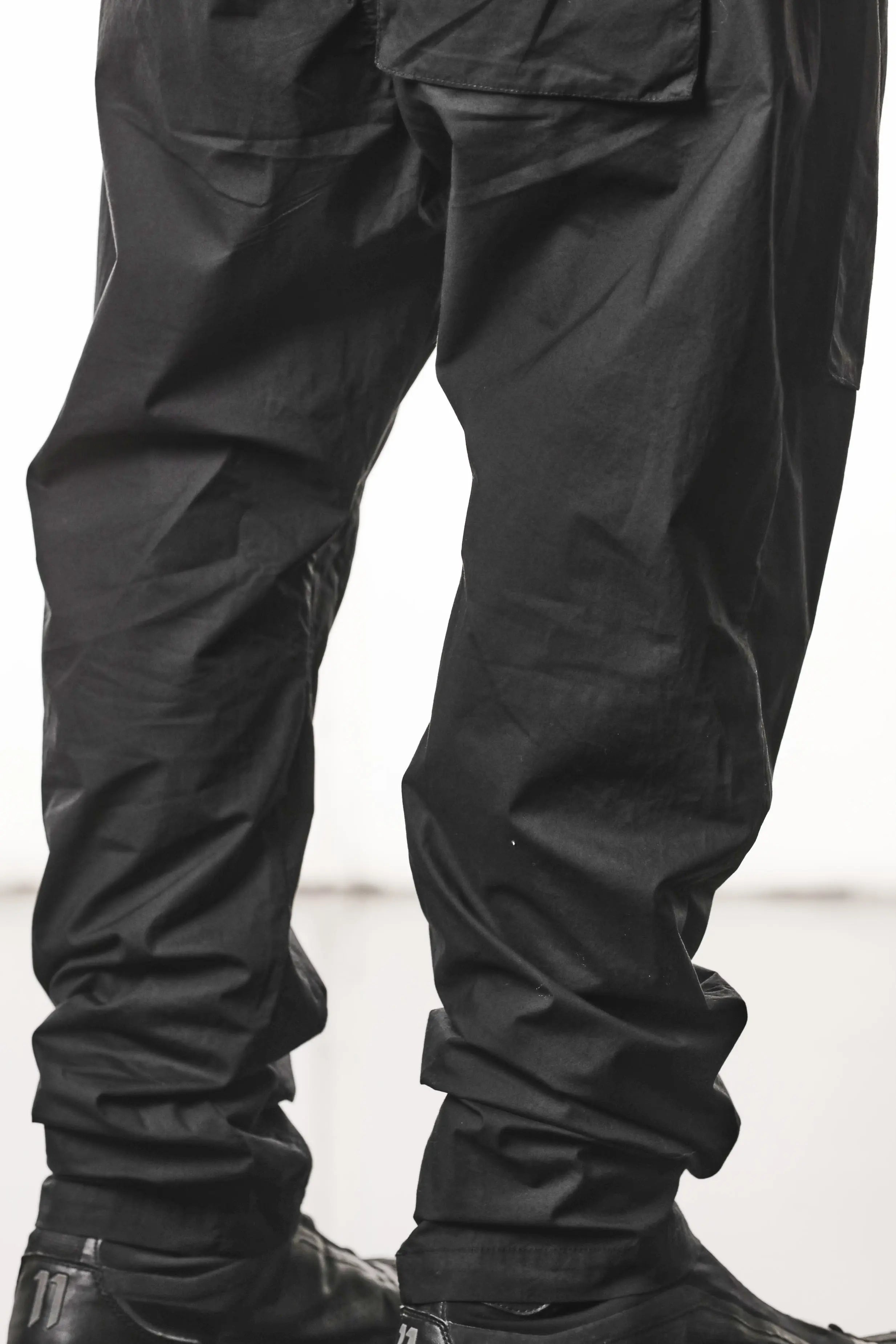 Thom Krom, Mens Pants, Black, Oversized, Wide-fit, Loose-fit, Large Front Pockets, Side Pockets, Back Pockets, Elasticated Waistband, Black Drawstring, Zip Pockets, YKK Zippers, Wide Ankles, Close up Back 3/4 View. 