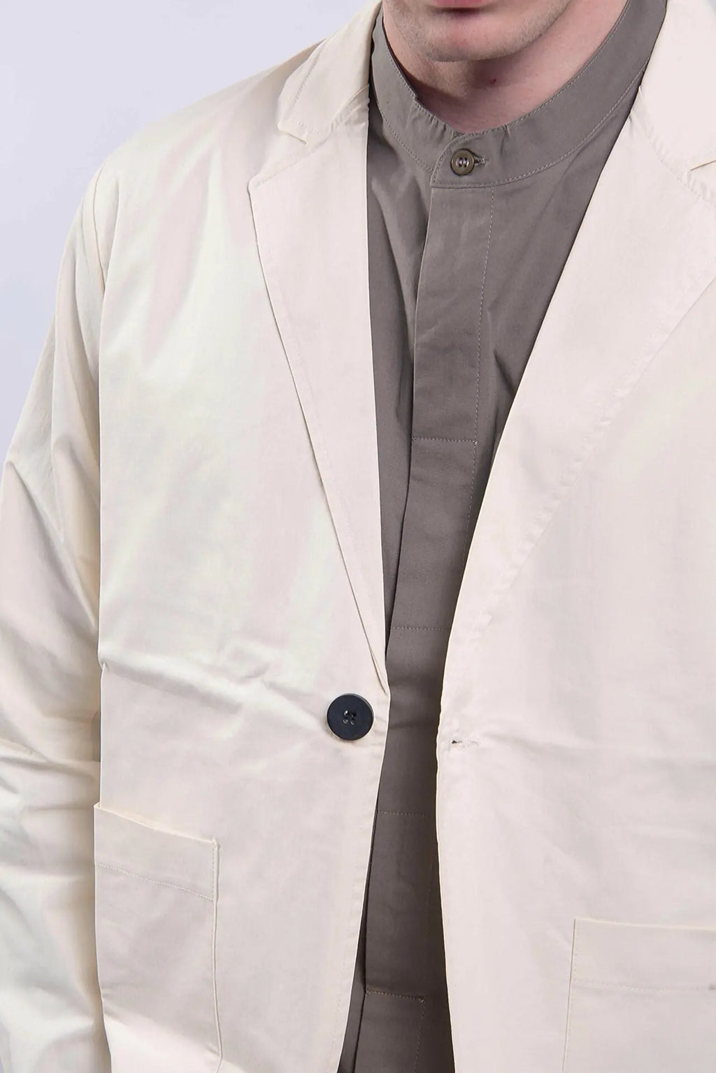 Thom Krom, Mens Blazer, Ivory, Button-Closure, V-Neck, Long Sleeves, Cotton, Polyamide, Elastane/Spandex, Bellows Pockets, Close-up Front View Unbuttoned. 