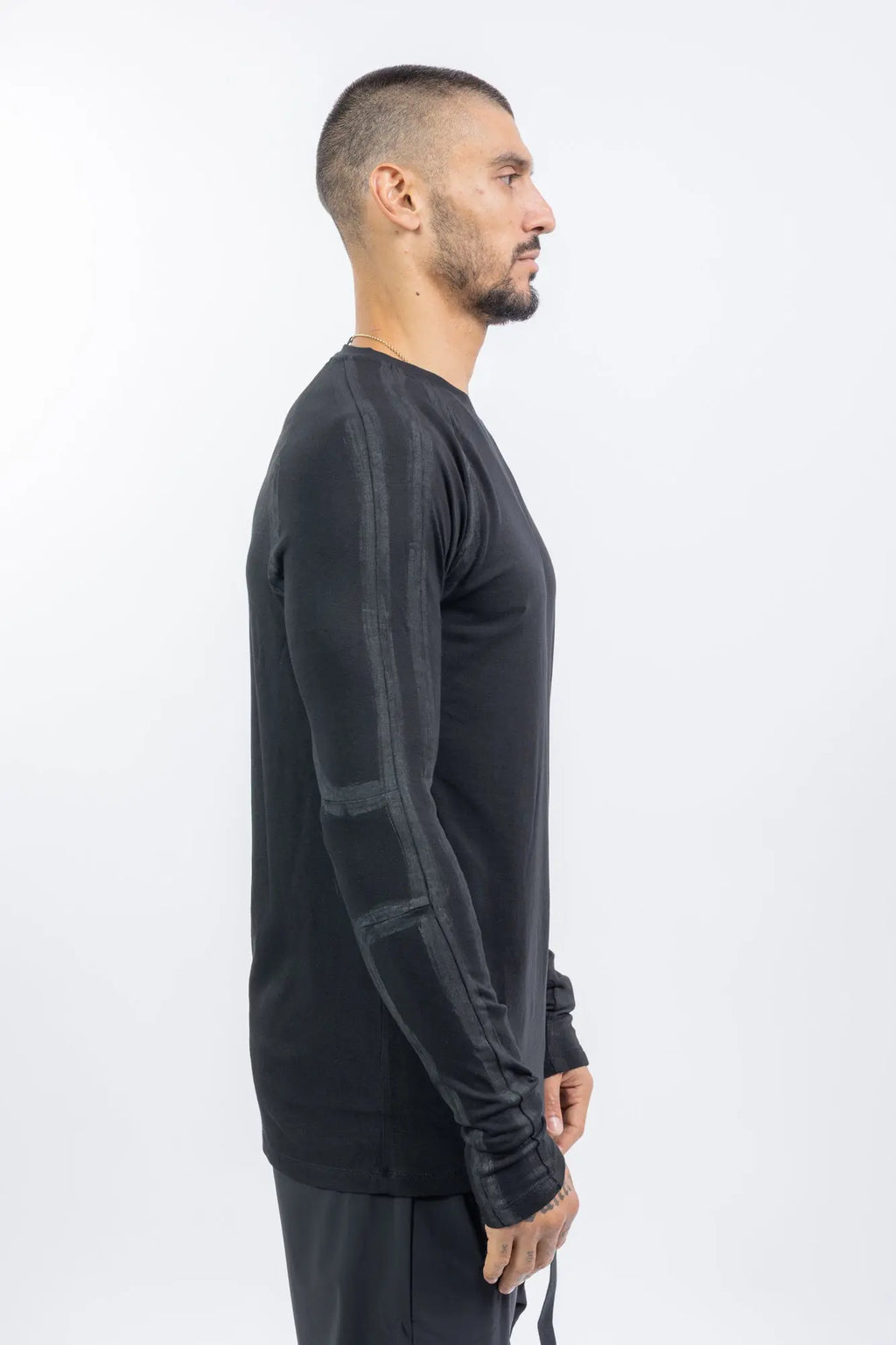 Thom Krom,Mens Longsleeve,Black,Handpainted,Regular Fit,Ribbed Round Crewneck,Long Ranglan Sleeves,Tonal Handpainted Details On Shoulders Back And Sleeves,Straight Hem,Distinctive Long Center Seam Running Down The Back, Side View.