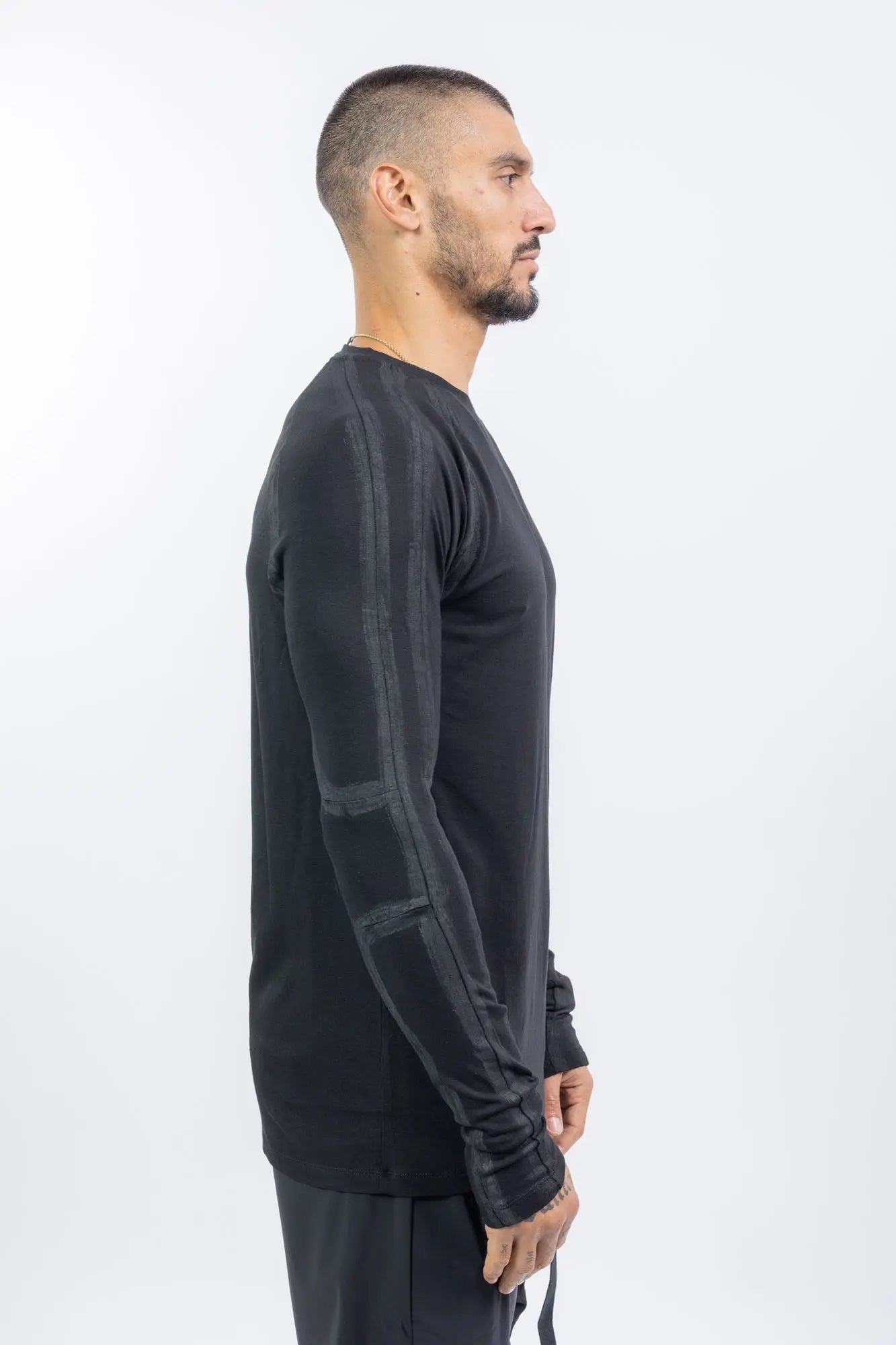 Thom Krom,Mens Longsleeve,Black,Handpainted,Regular Fit,Ribbed Round Crewneck,Long Ranglan Sleeves,Tonal Handpainted Details On Shoulders Back And Sleeves,Straight Hem,Distinctive Long Center Seam Running Down The Back, Side View.