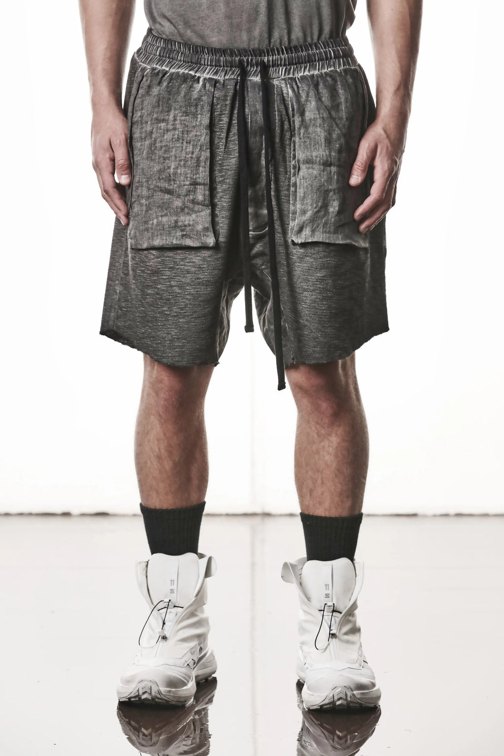 Thom Krom Shorts,Mens Shorts,Drop Crotch,Elasticated Waistband With Drawstrings,Regular Straight Fit,Raw Cut Hem Detailing,Lenght Above The Knee,Woven Linen Insert in Crotch,Bellow And Welt Pocket Construction,Hidden Zip Pockets At Front, Half Body Picture