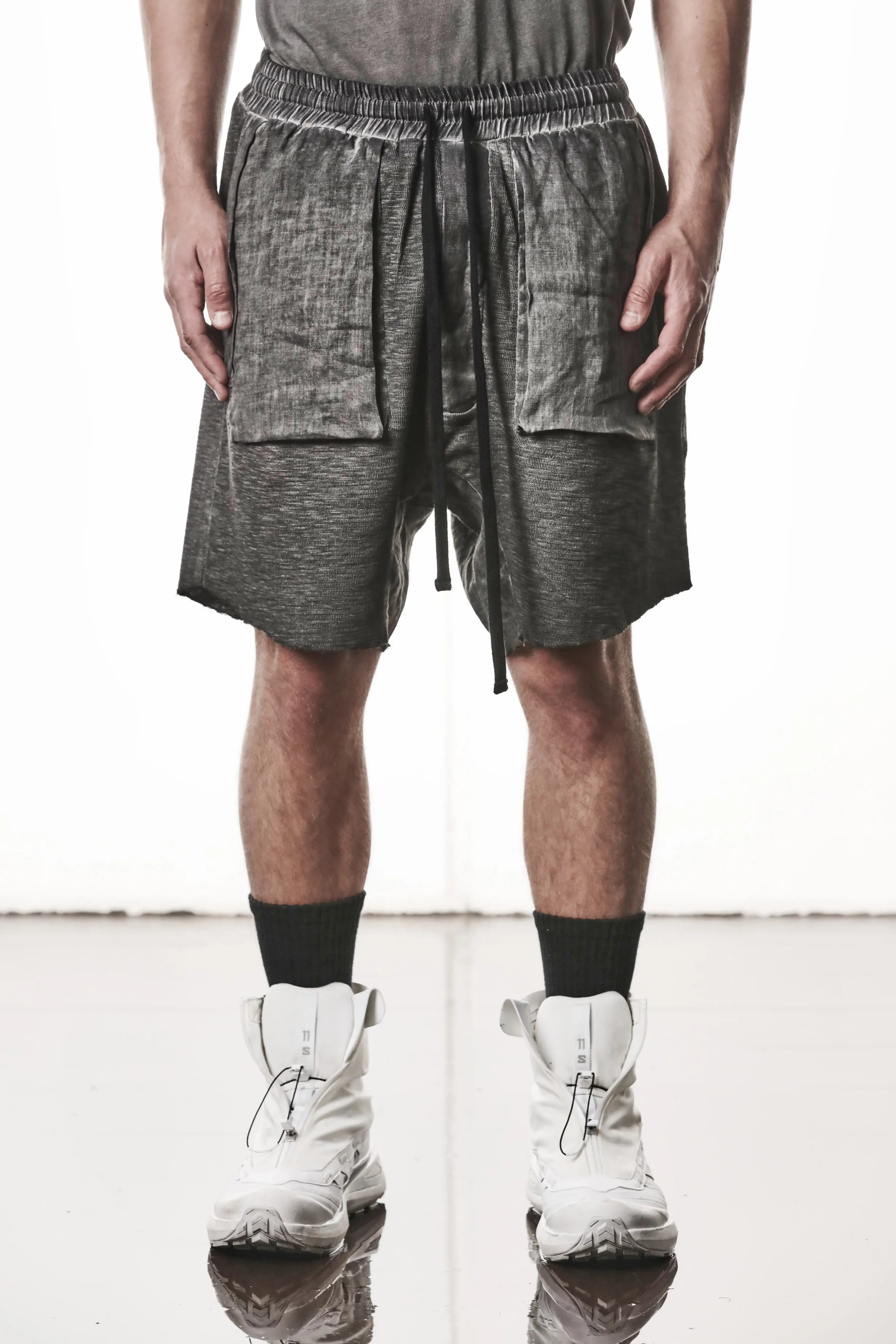 Thom Krom Shorts,Mens Shorts,Drop Crotch,Elasticated Waistband With Drawstrings,Regular Straight Fit,Raw Cut Hem Detailing,Lenght Above The Knee,Woven Linen Insert in Crotch,Bellow And Welt Pocket Construction,Hidden Zip Pockets At Front, Half Body Picture