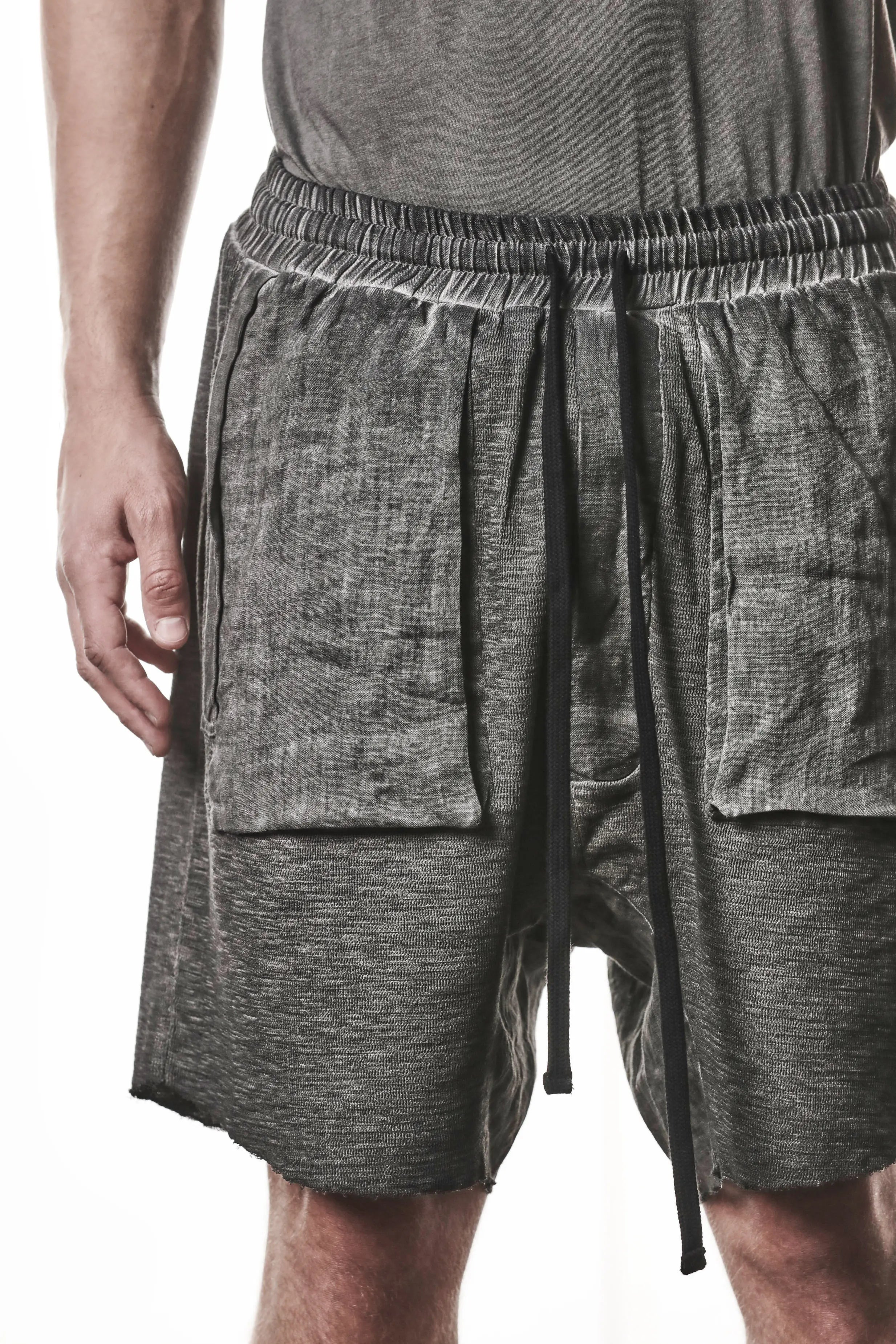 Thom Krom Shorts,Mens Shorts,Drop Crotch,Elasticated Waistband With Drawstrings,Regular Straight Fit,Raw Cut Hem Detailing,Lenght Above The Knee,Woven Linen Insert in Crotch,Bellow And Welt Pocket Construction,Hidden Zip Pockets At Front, Detailed Photo