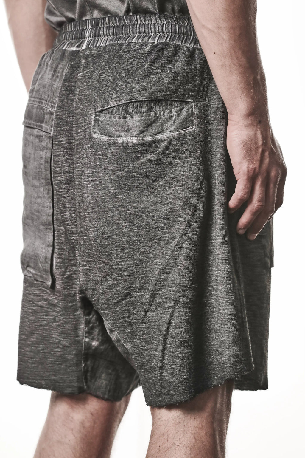 Thom Krom Shorts,Mens Shorts,Drop Crotch,Elasticated Waistband With Drawstrings,Regular Straight Fit,Raw Cut Hem Detailing,Lenght Above The Knee,Woven Linen Insert in Crotch,Bellow And Welt Pocket Construction,Cargo Pocket Patched With Woven Linen Panels,Backside Half Body Detailed Photo