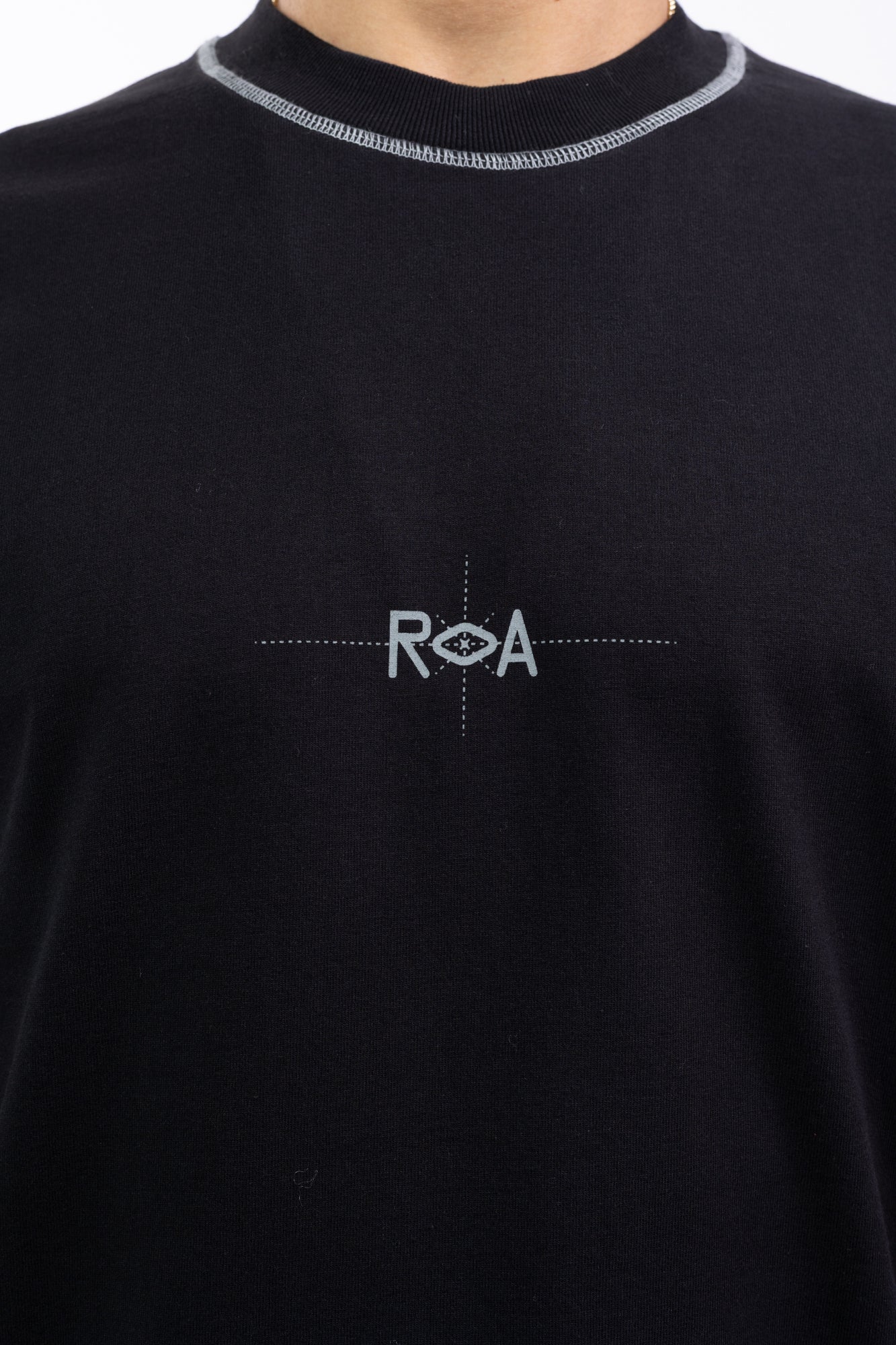 Roa Hiking - Graphic T-Shirt