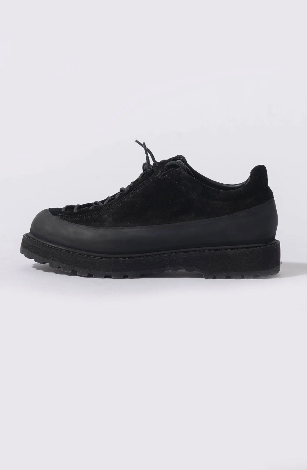 Stone Island, Mens Sneakers, Mens Shoes, Black V0029, Low Top, Leather, Compass Badge, Lace-up, Side View. 