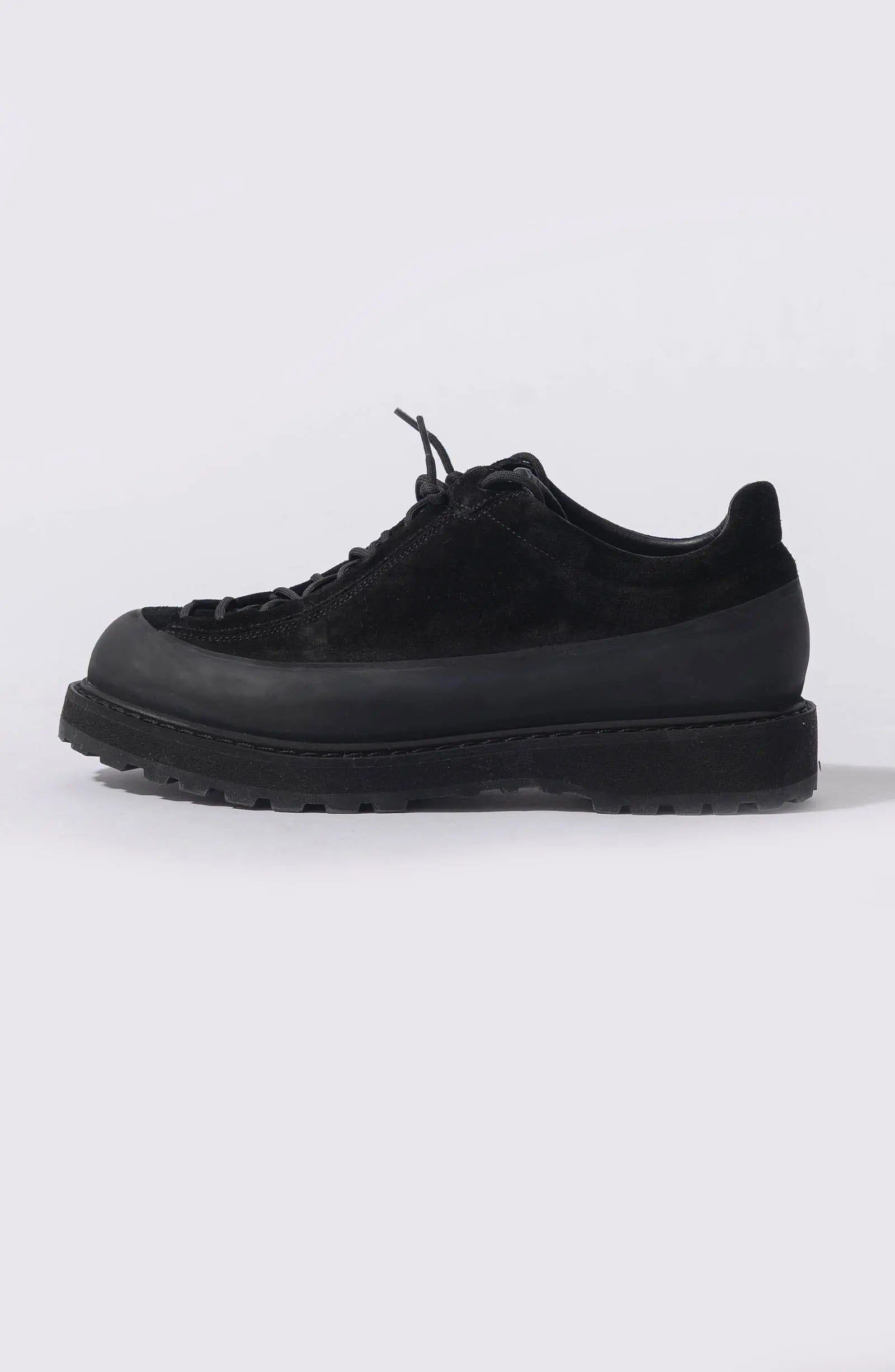 Stone Island, Mens Sneakers, Mens Shoes, Black V0029, Low Top, Leather, Compass Badge, Lace-up, Side View. 
