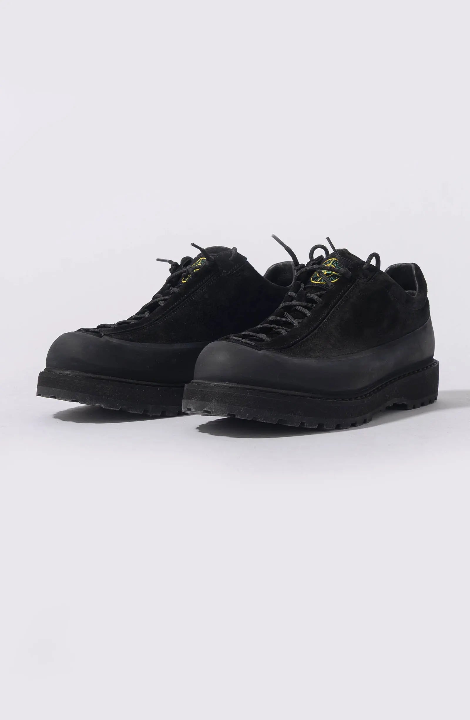 Stone Island, Mens Sneakers, Mens Shoes, Black V0029, Low Top, Leather, Compass Badge, Lace-up, 3/4 Photo. 