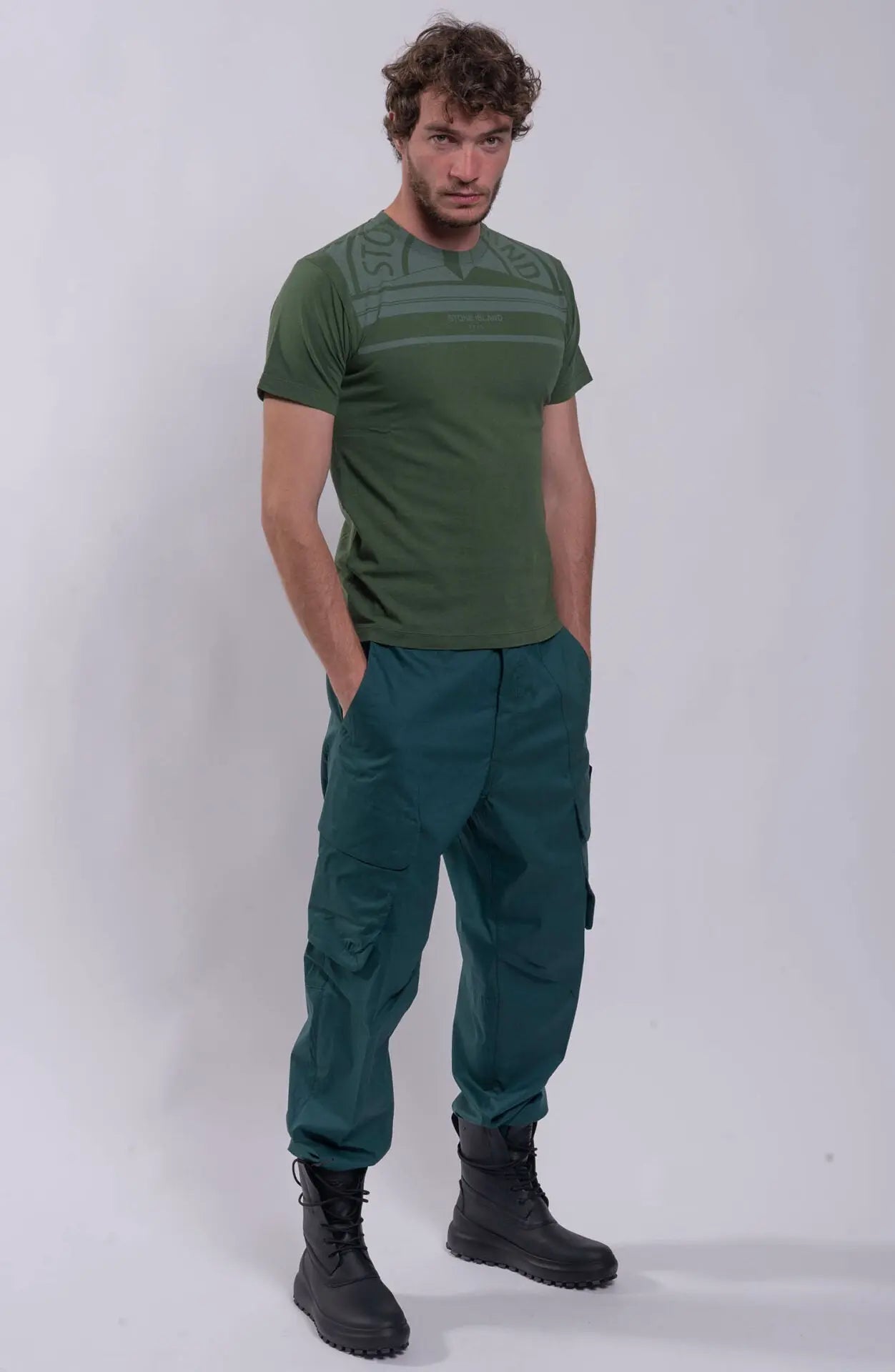 Stone Island, Male Pants, Green V0057, Cargo Pants, Shadow Project, 3/4 photo full size.