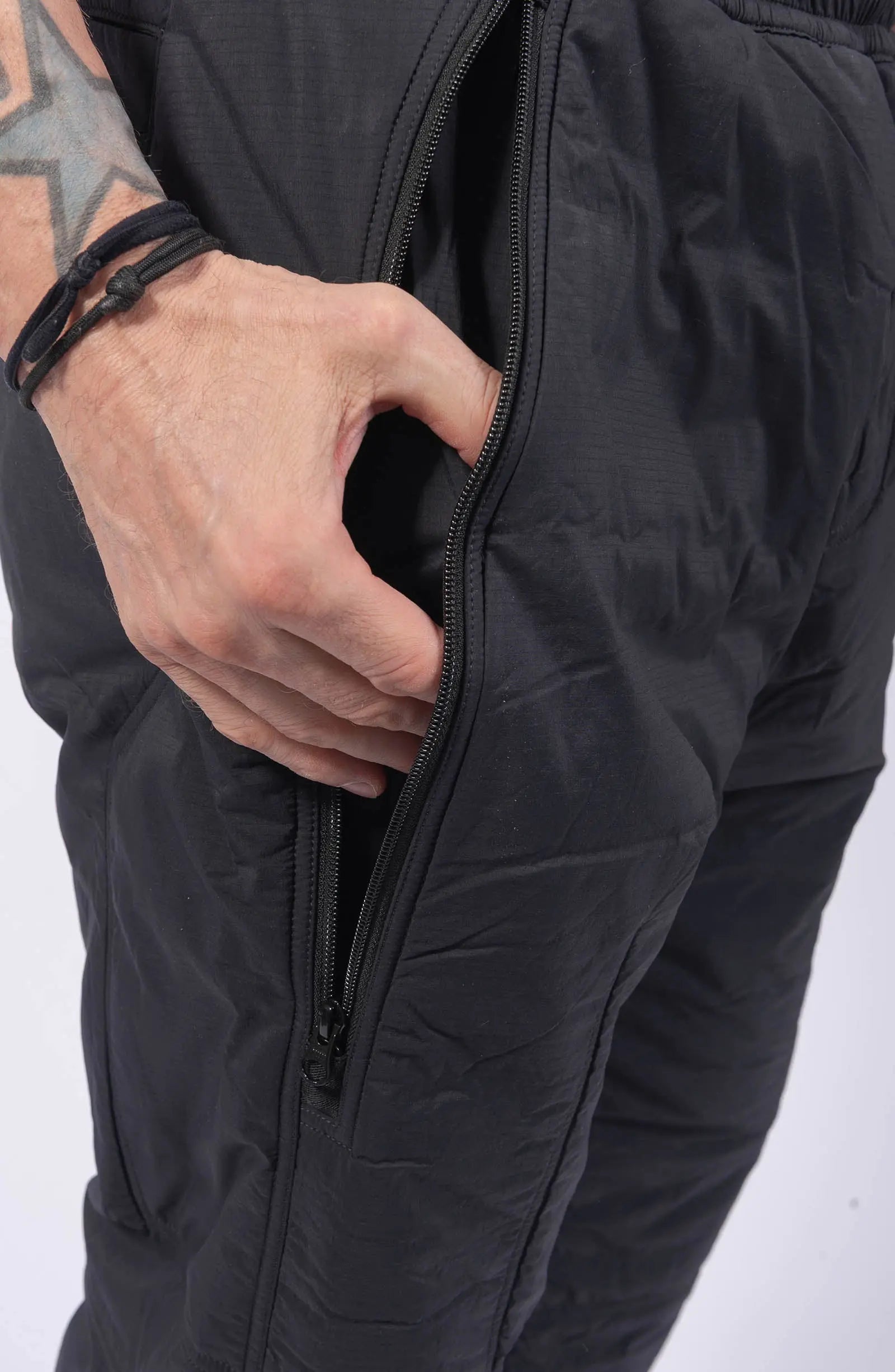 Stone Island, Mens Trousers, Black, Loose Fit, Wide Leg, Elasticated Waistband, Elasticated Cuffs, Side Pocketes, Compass Badge, Patch-Logo, Zippers, Любо Чука, Hand in Pocket Close-up. 