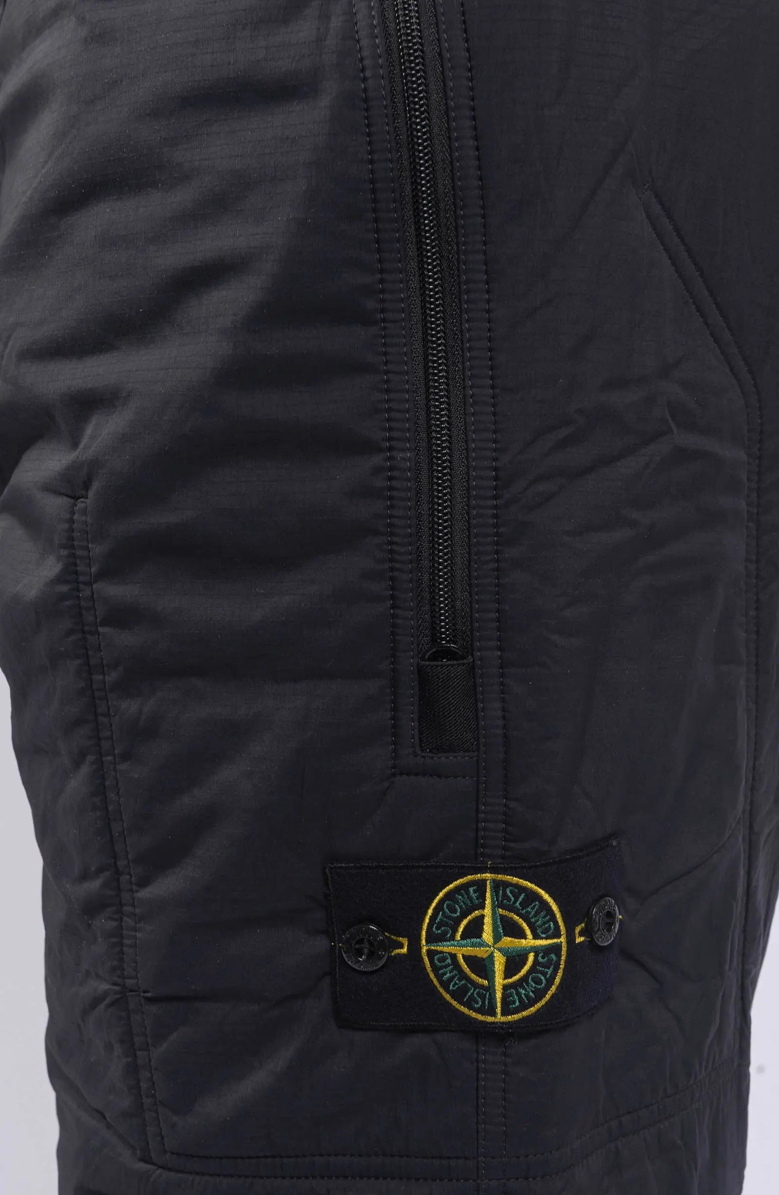 Stone Island, Mens Trousers, Black, Loose Fit, Wide Leg, Elasticated Waistband, Elasticated Cuffs, Side Pocketes, Compass Badge, Patch-Logo, Zippers, Любо Чука, Badge Close-up. 