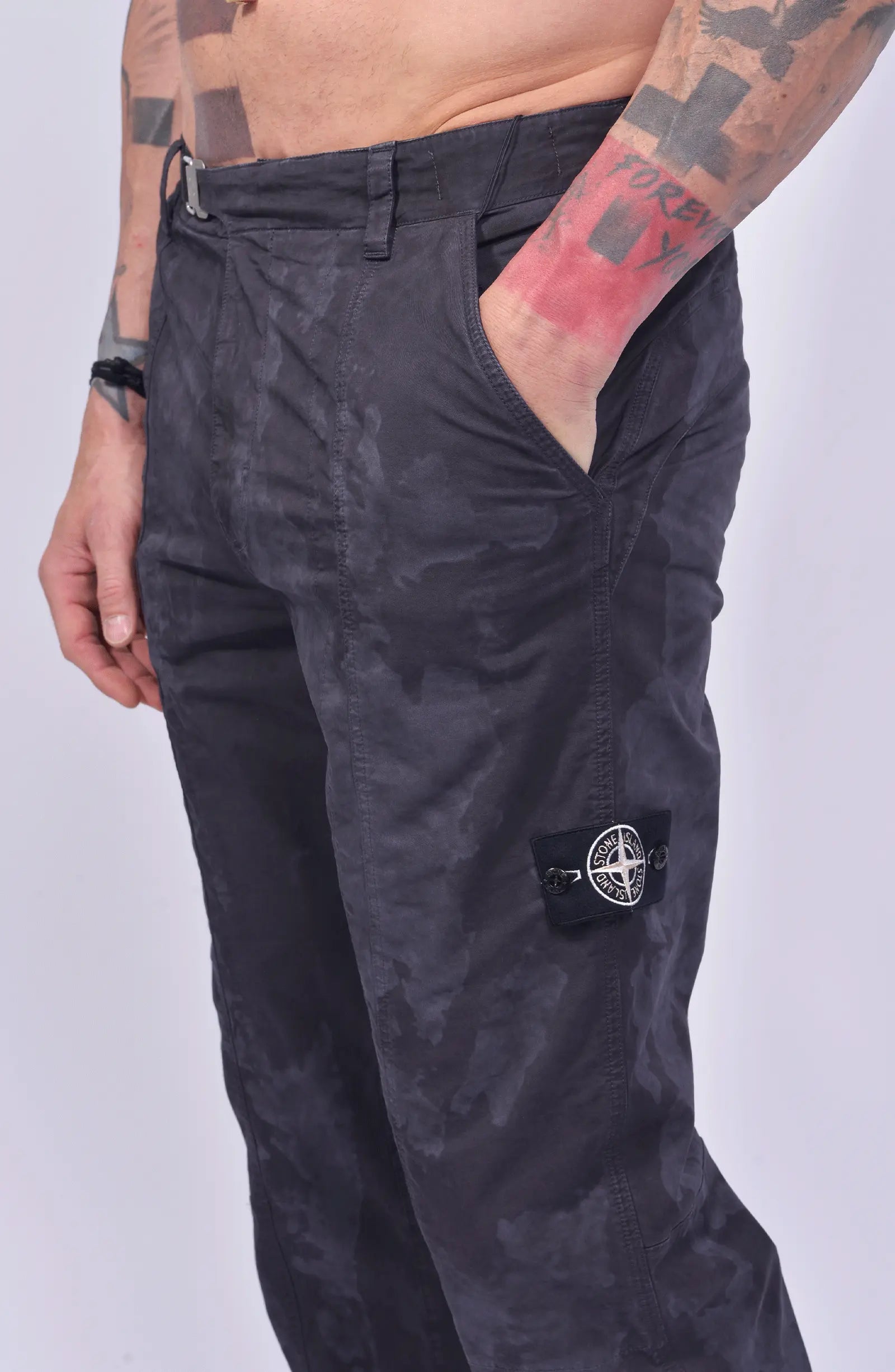 Stone Island Shadow Project, Mens Pants, lead Grey, Belt, Tattoos, Любо Чука, Pocket Close-up Photo. 