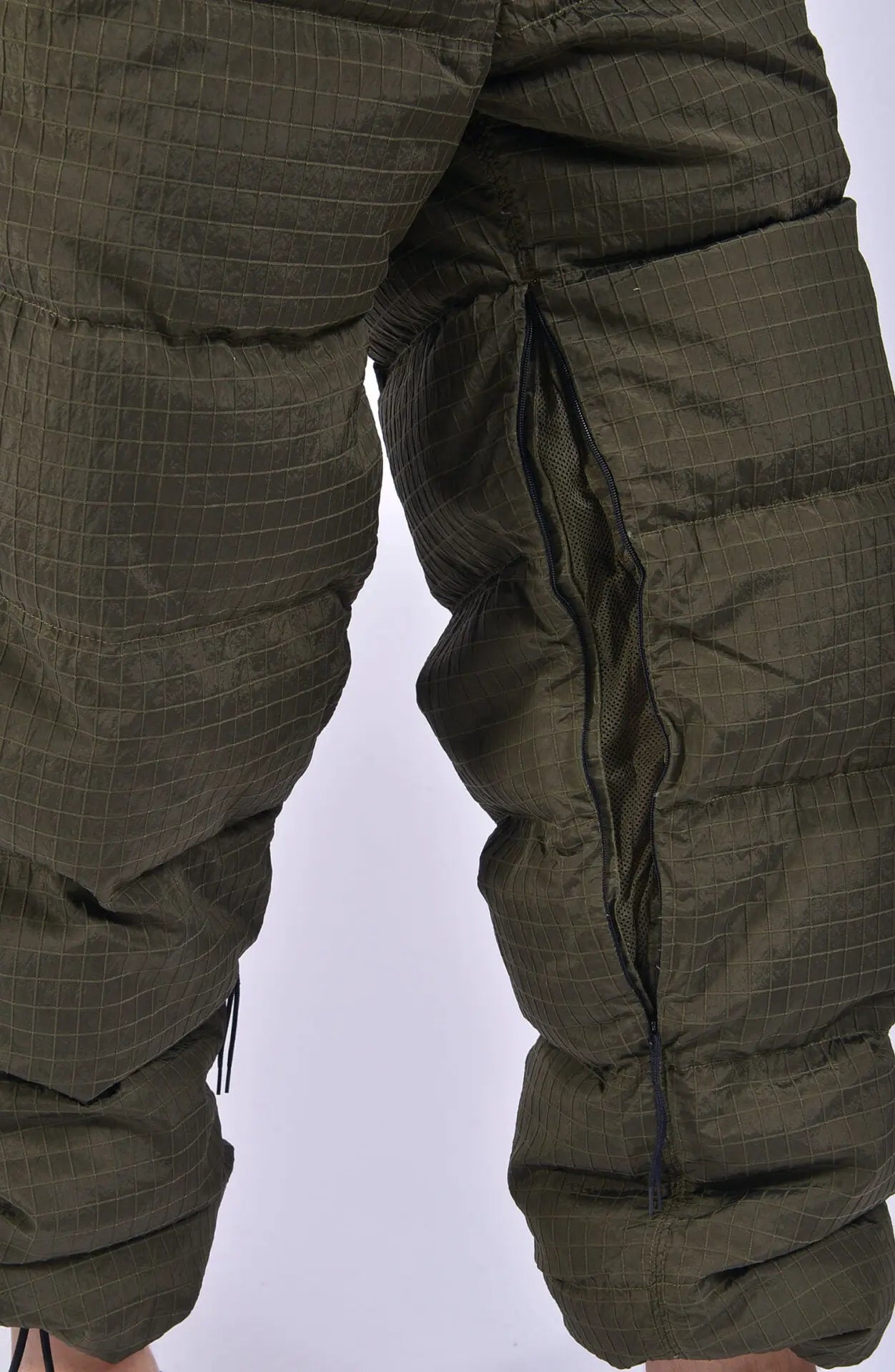 Stone Island, Mens Pants, Down Filled, Olive Green, Ripstop Down Filled trousers, Stone Island Badge, YKK Zipper, Hidden Zipper, Close-up Photo. 