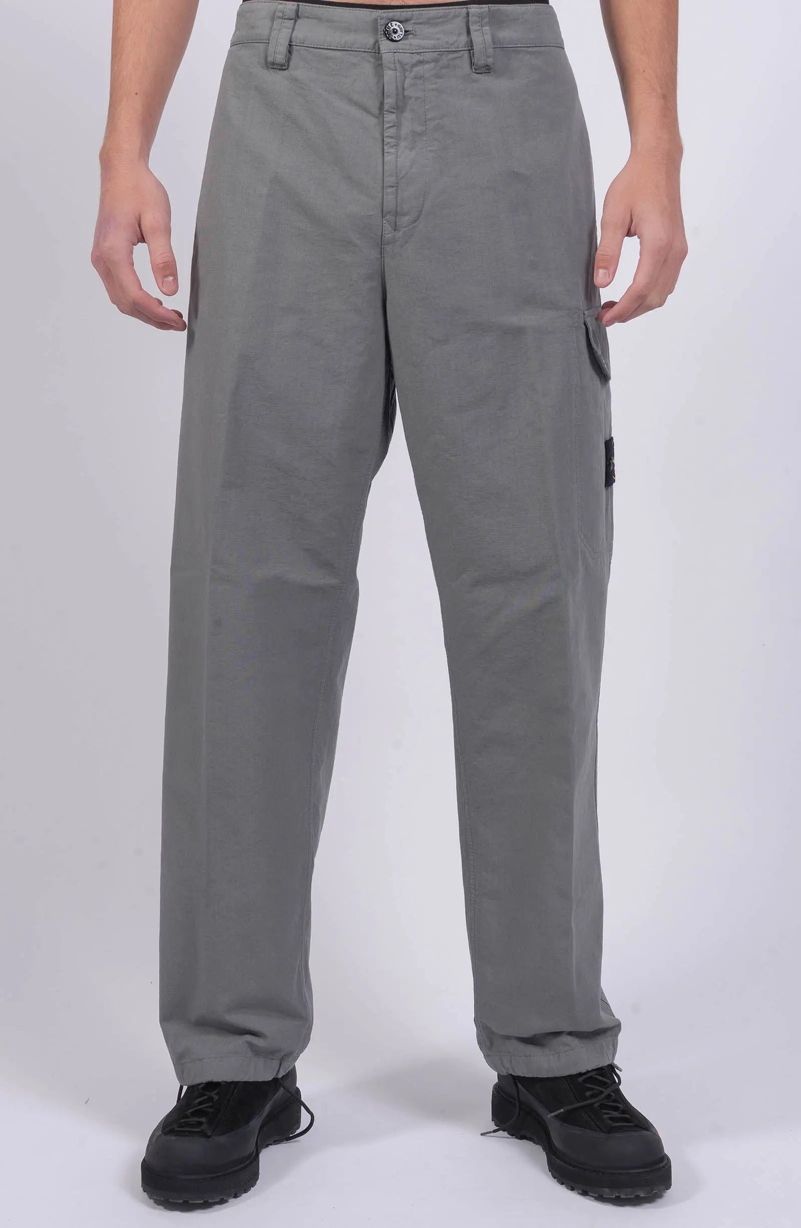 Stone Island, Mens Pants, Gray V0062, Cargo Pockets, Compass Badge, Logo-patch, Loose fit, Stone Island Button, Elasticated Cuffs, Side Pockets, Front Photo. 