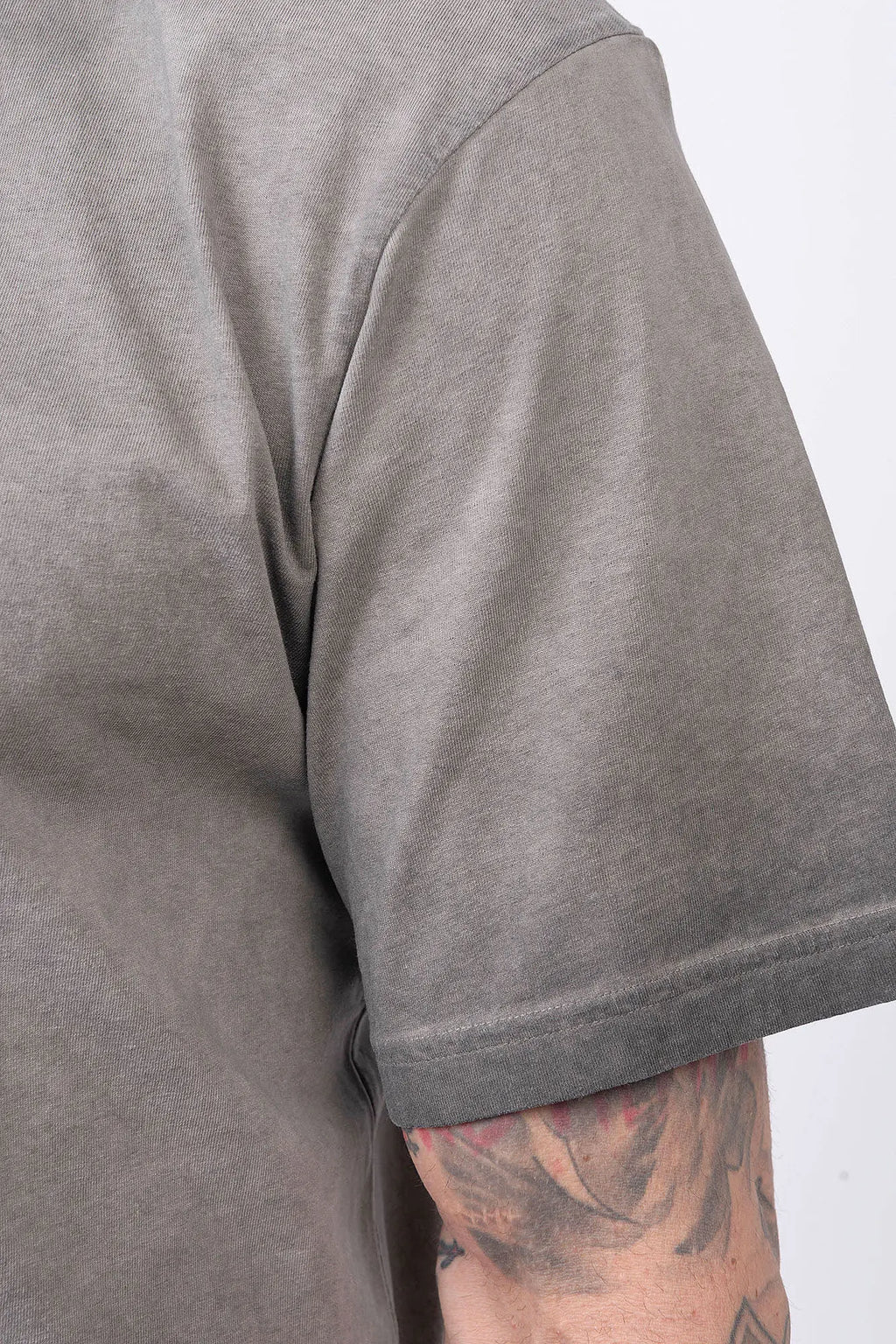 Stone Island, Mens T-Shirt, Black V0029, Uneven Cold Dyed, Front and Back Print, Wide Fit, Ribbed Hem, Ribbed Cuffs, Ribbed Neck, 100% Cotton, Organic Cotton, Blue Print, Graphic Back Print with Compass Logo, Logo-patch, Crew Neck, Round Neckline, Close-up Dyeing Effect Showcase. 